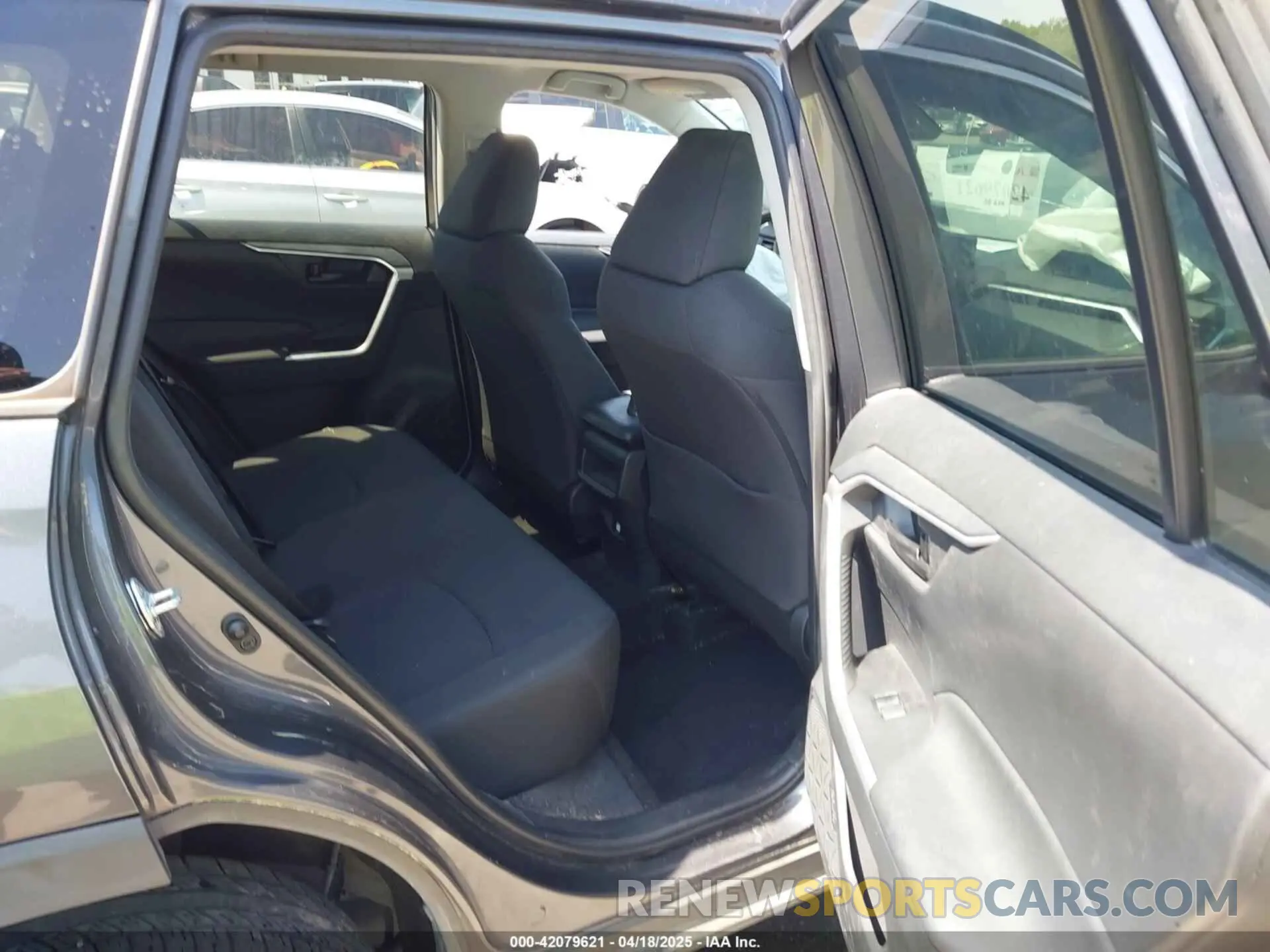 8 Photograph of a damaged car 2T3H1RFV4KW041916 TOYOTA RAV4 2019