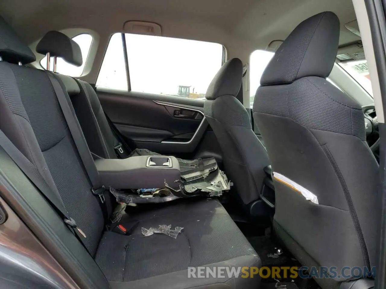 11 Photograph of a damaged car 2T3H1RFV4KW044220 TOYOTA RAV4 2019