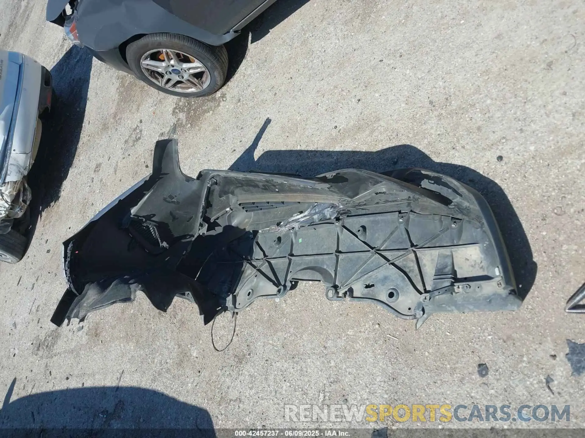 12 Photograph of a damaged car 2T3H1RFV5KC003323 TOYOTA RAV4 2019