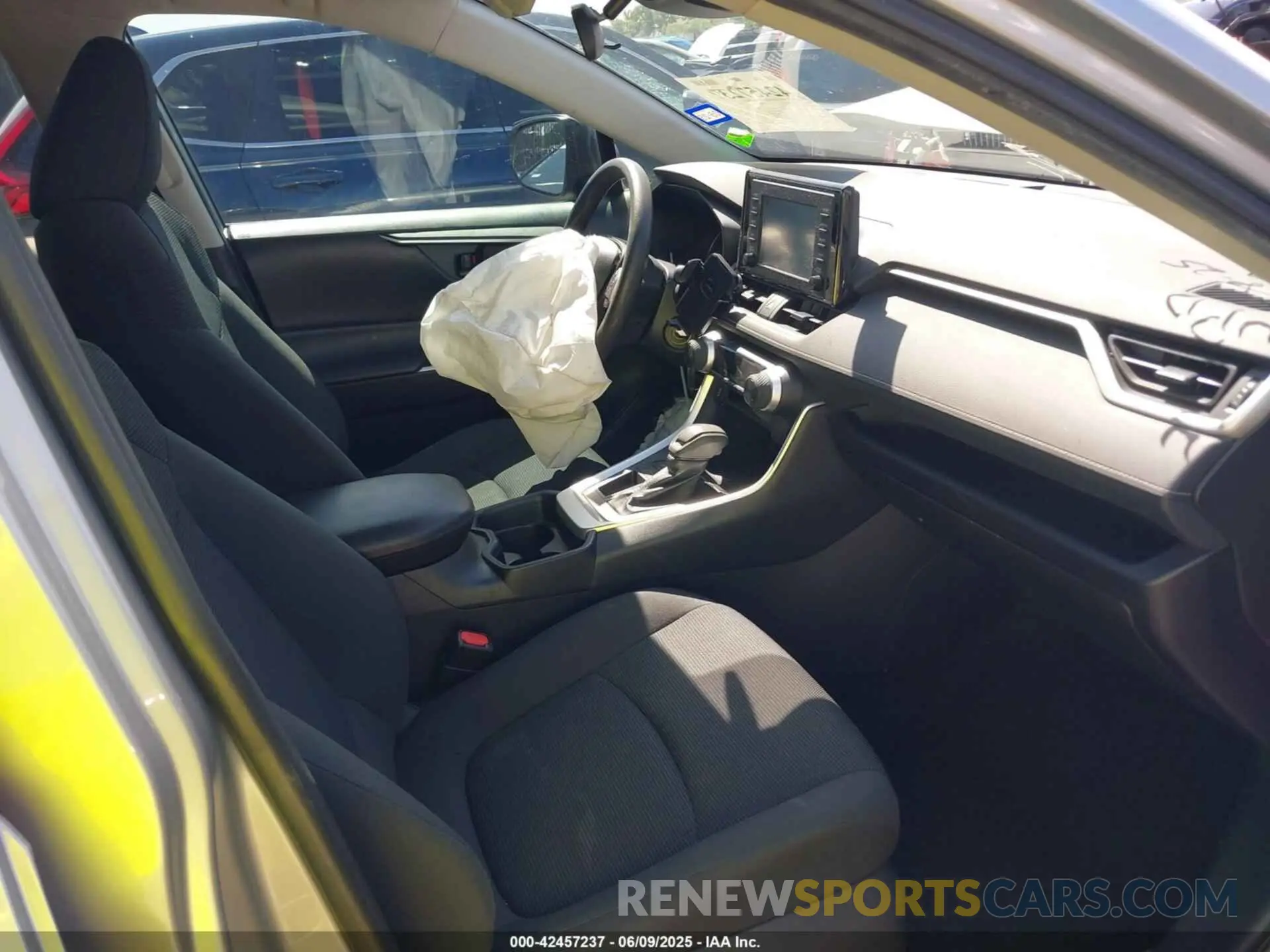 5 Photograph of a damaged car 2T3H1RFV5KC003323 TOYOTA RAV4 2019