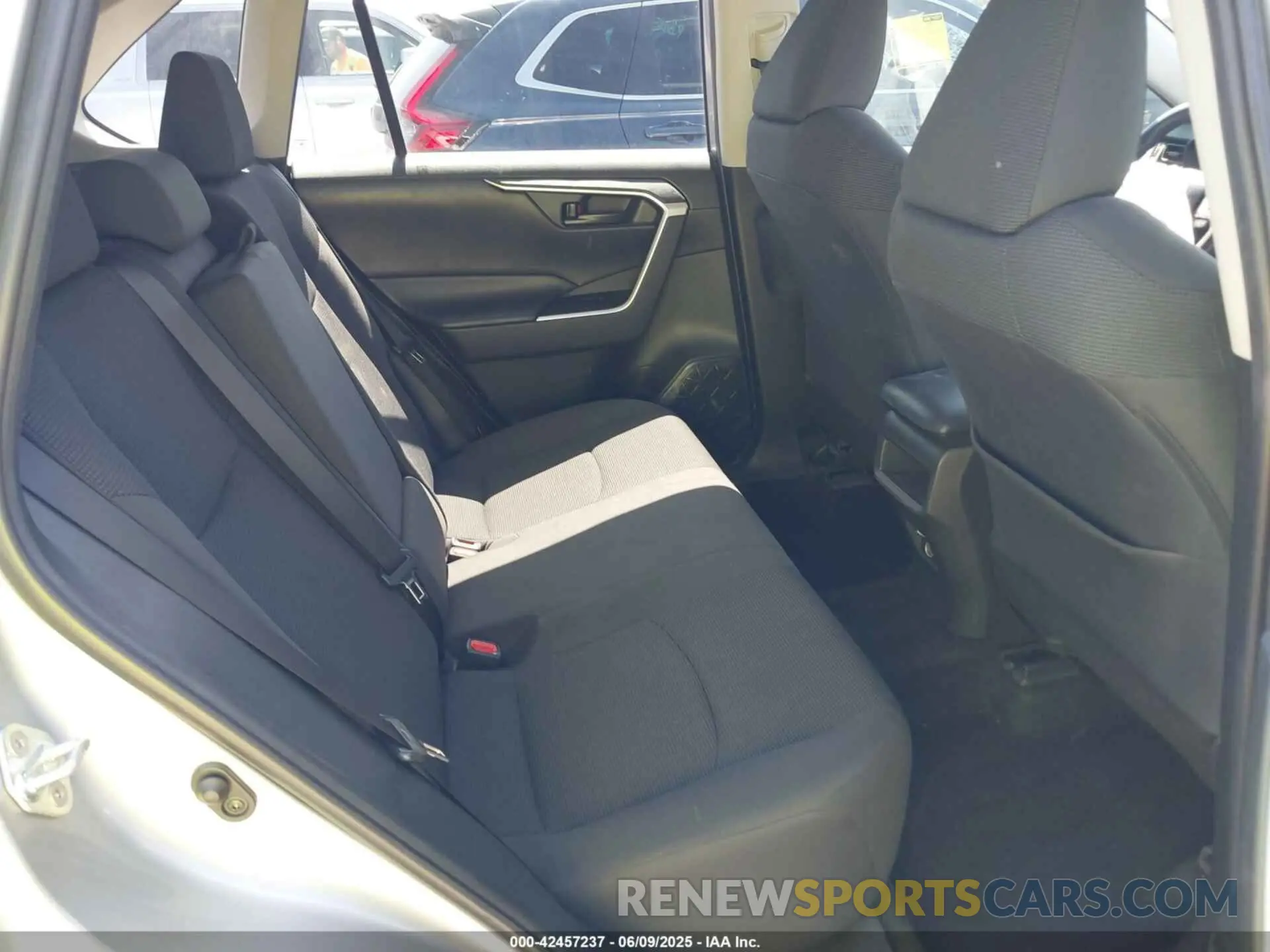 8 Photograph of a damaged car 2T3H1RFV5KC003323 TOYOTA RAV4 2019