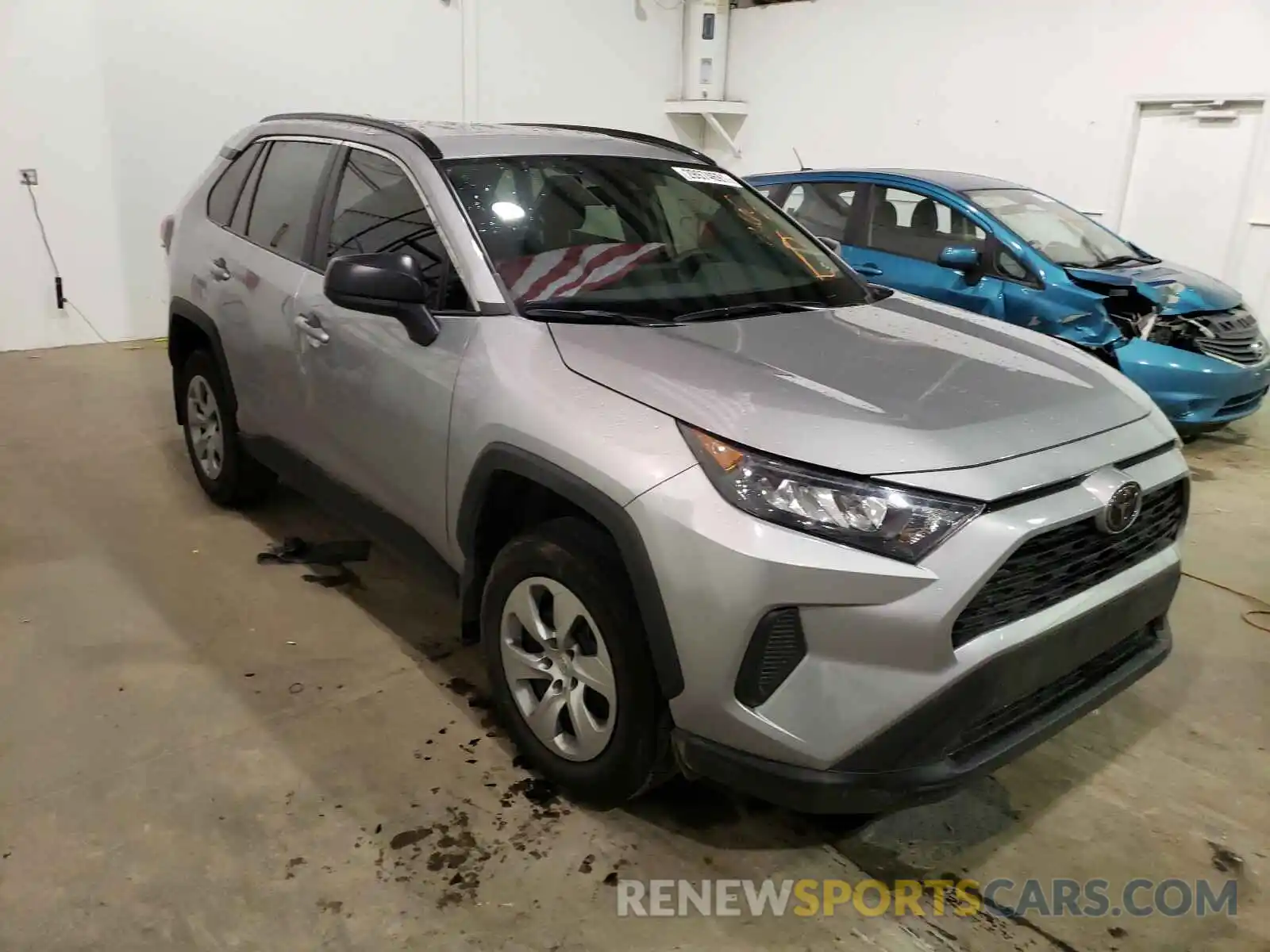 1 Photograph of a damaged car 2T3H1RFV5KW020086 TOYOTA RAV4 2019