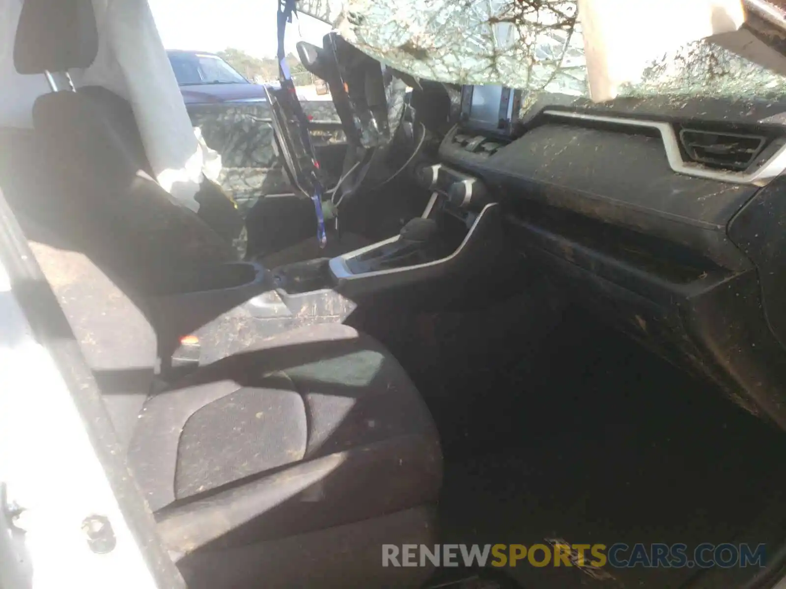 5 Photograph of a damaged car 2T3H1RFV5KW023232 TOYOTA RAV4 2019