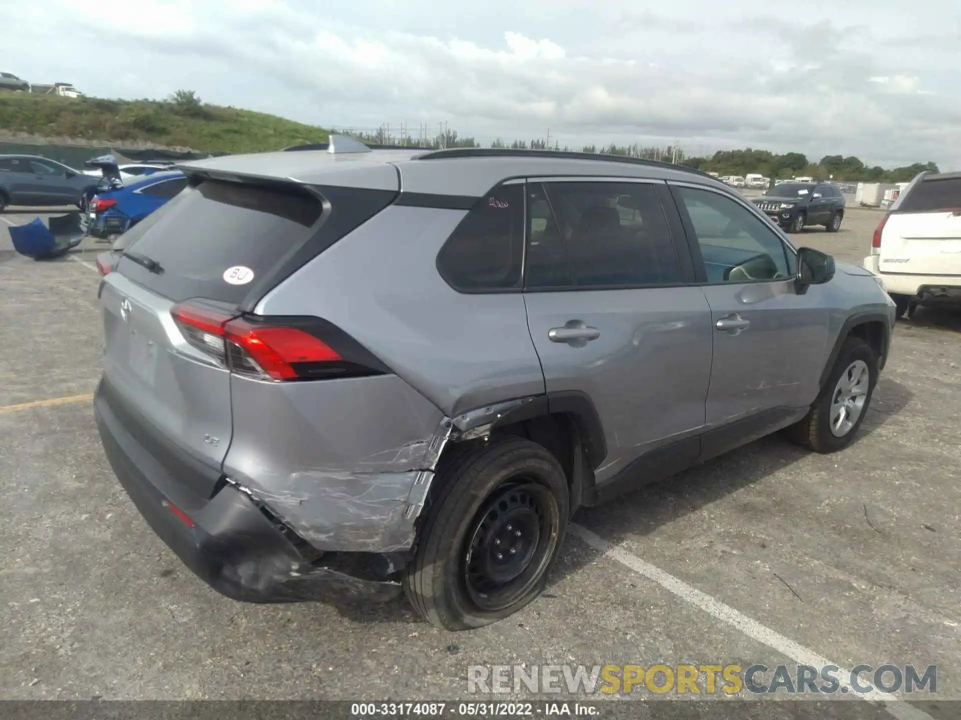 4 Photograph of a damaged car 2T3H1RFV5KW025448 TOYOTA RAV4 2019