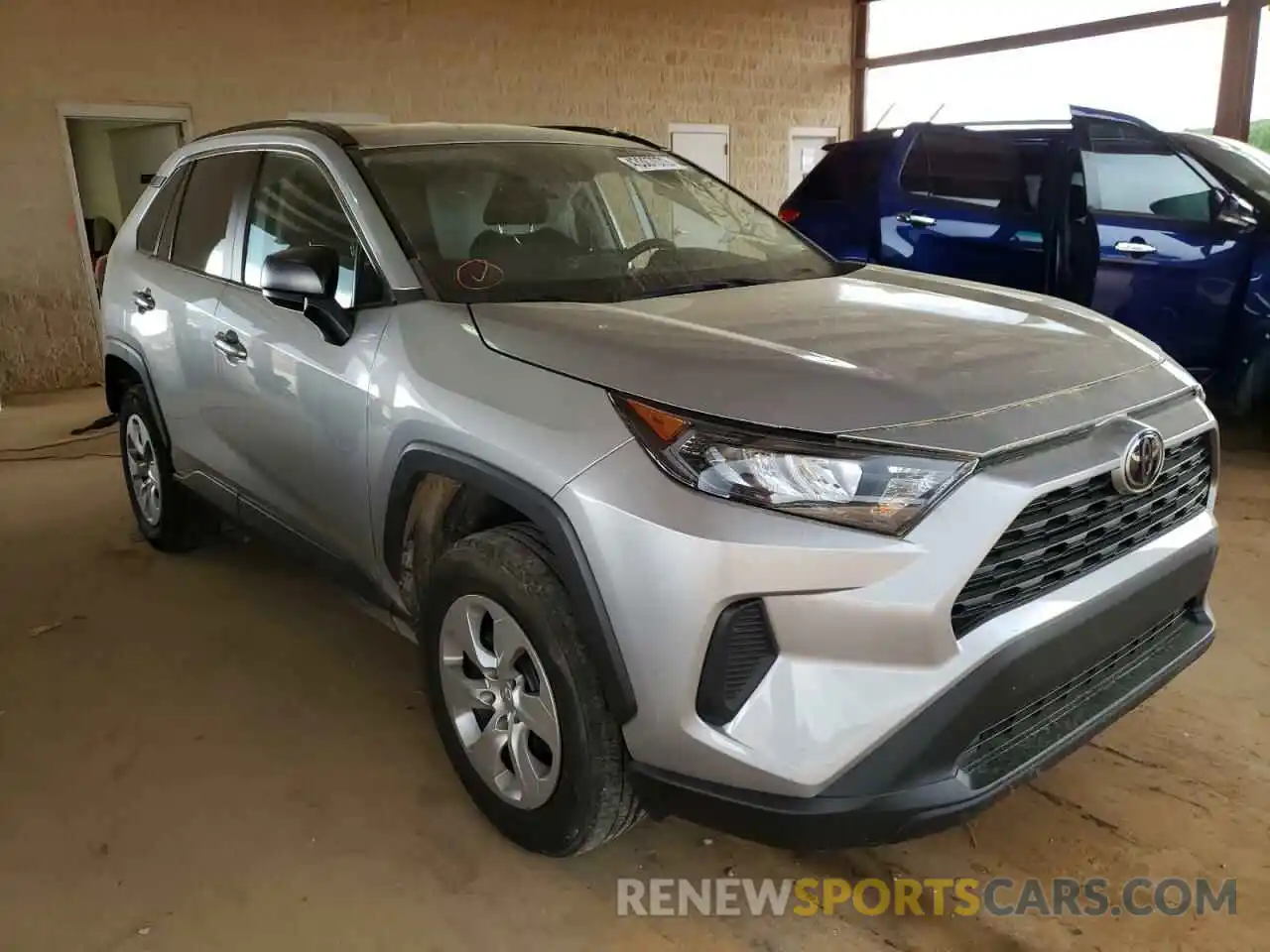 1 Photograph of a damaged car 2T3H1RFV5KW031797 TOYOTA RAV4 2019