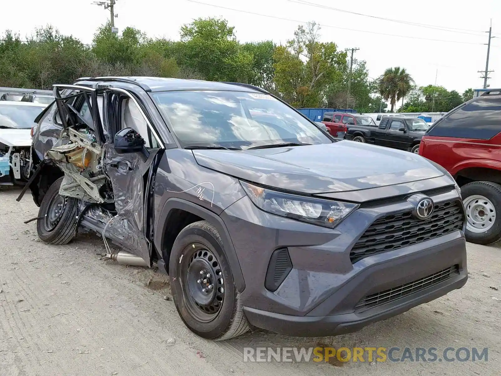 1 Photograph of a damaged car 2T3H1RFV5KW033582 TOYOTA RAV4 2019