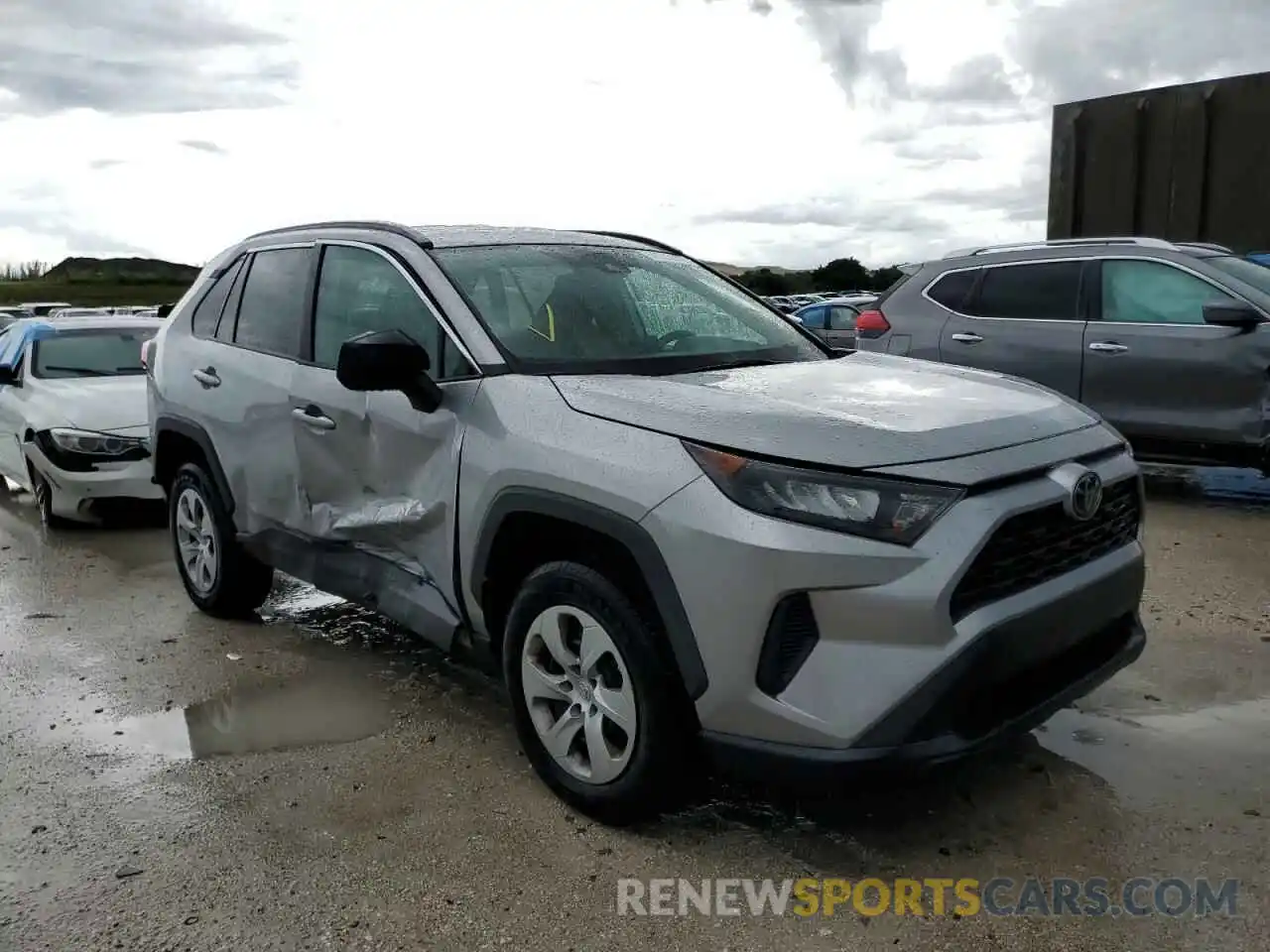 1 Photograph of a damaged car 2T3H1RFV5KW037762 TOYOTA RAV4 2019