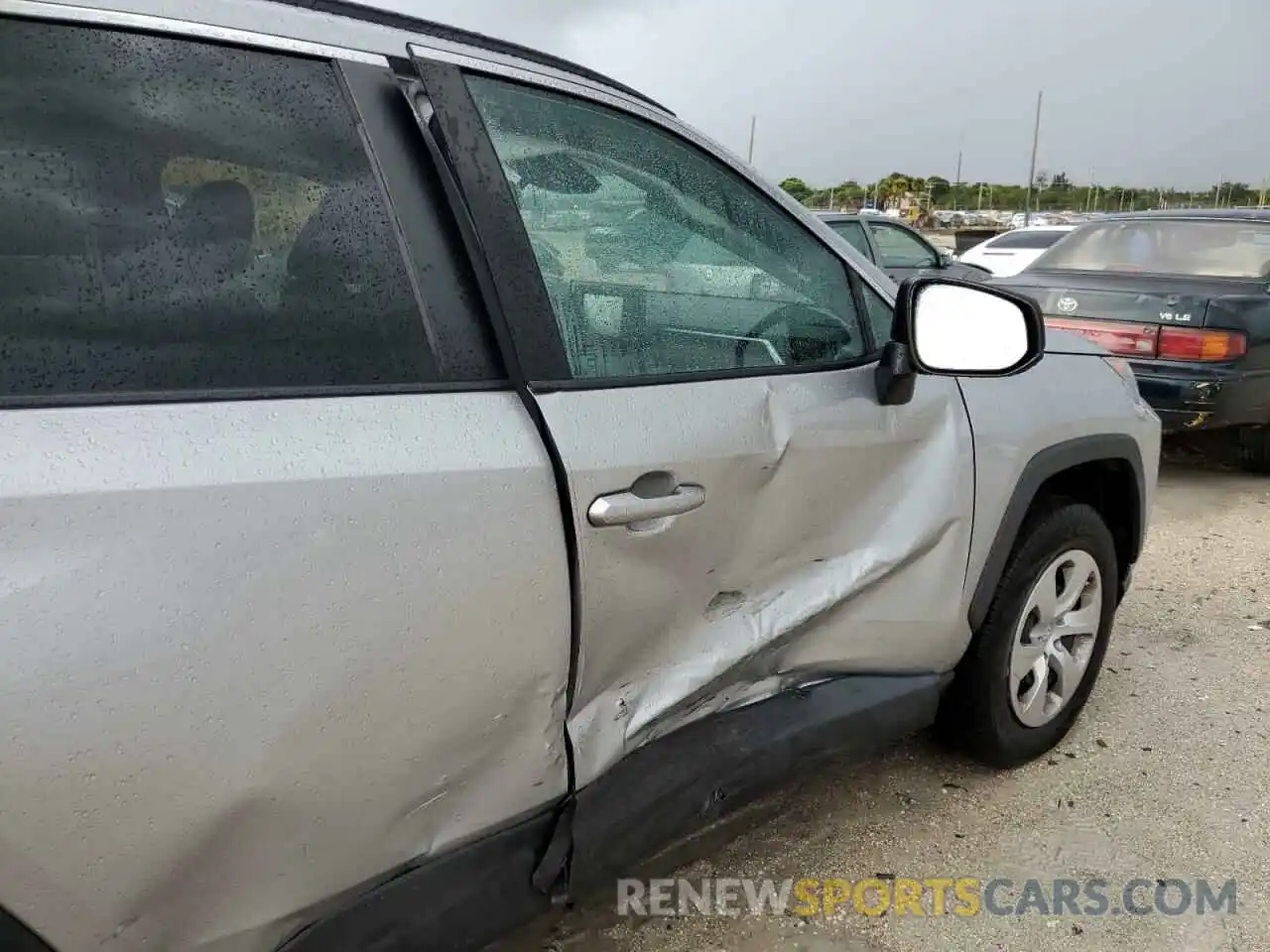 9 Photograph of a damaged car 2T3H1RFV5KW037762 TOYOTA RAV4 2019