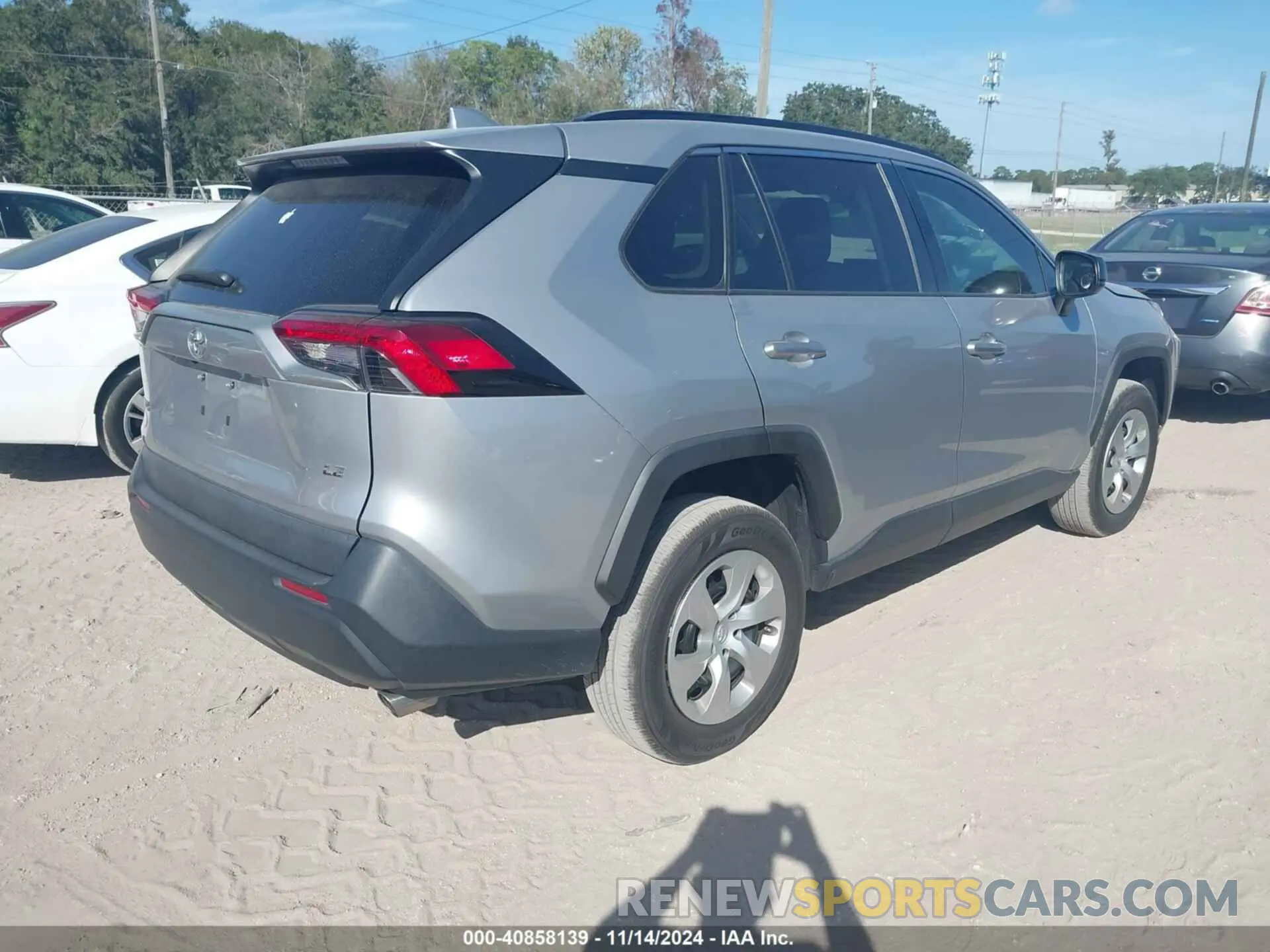4 Photograph of a damaged car 2T3H1RFV5KW041617 TOYOTA RAV4 2019