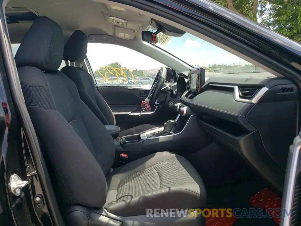 5 Photograph of a damaged car 2T3H1RFV6KW026205 TOYOTA RAV4 2019