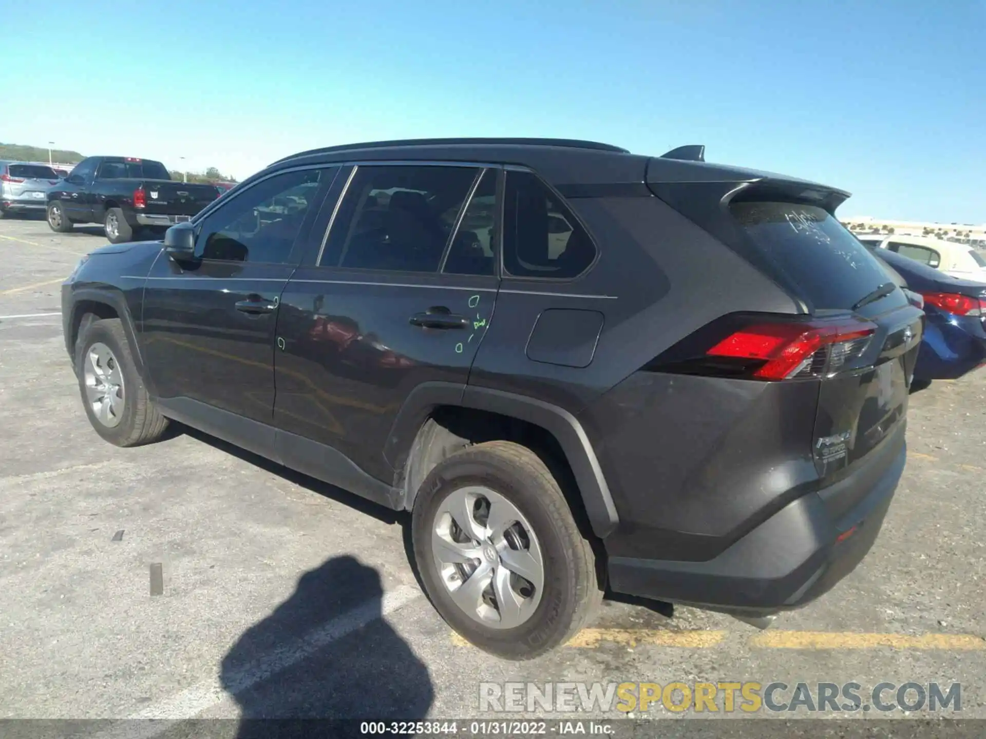 3 Photograph of a damaged car 2T3H1RFV6KW040511 TOYOTA RAV4 2019