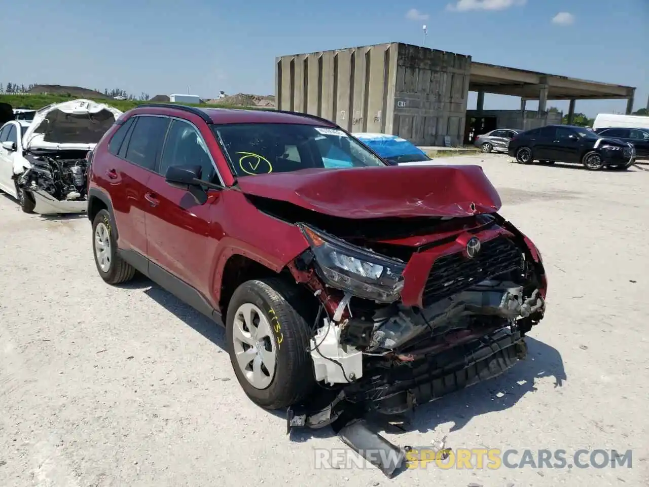 1 Photograph of a damaged car 2T3H1RFV6KW040637 TOYOTA RAV4 2019