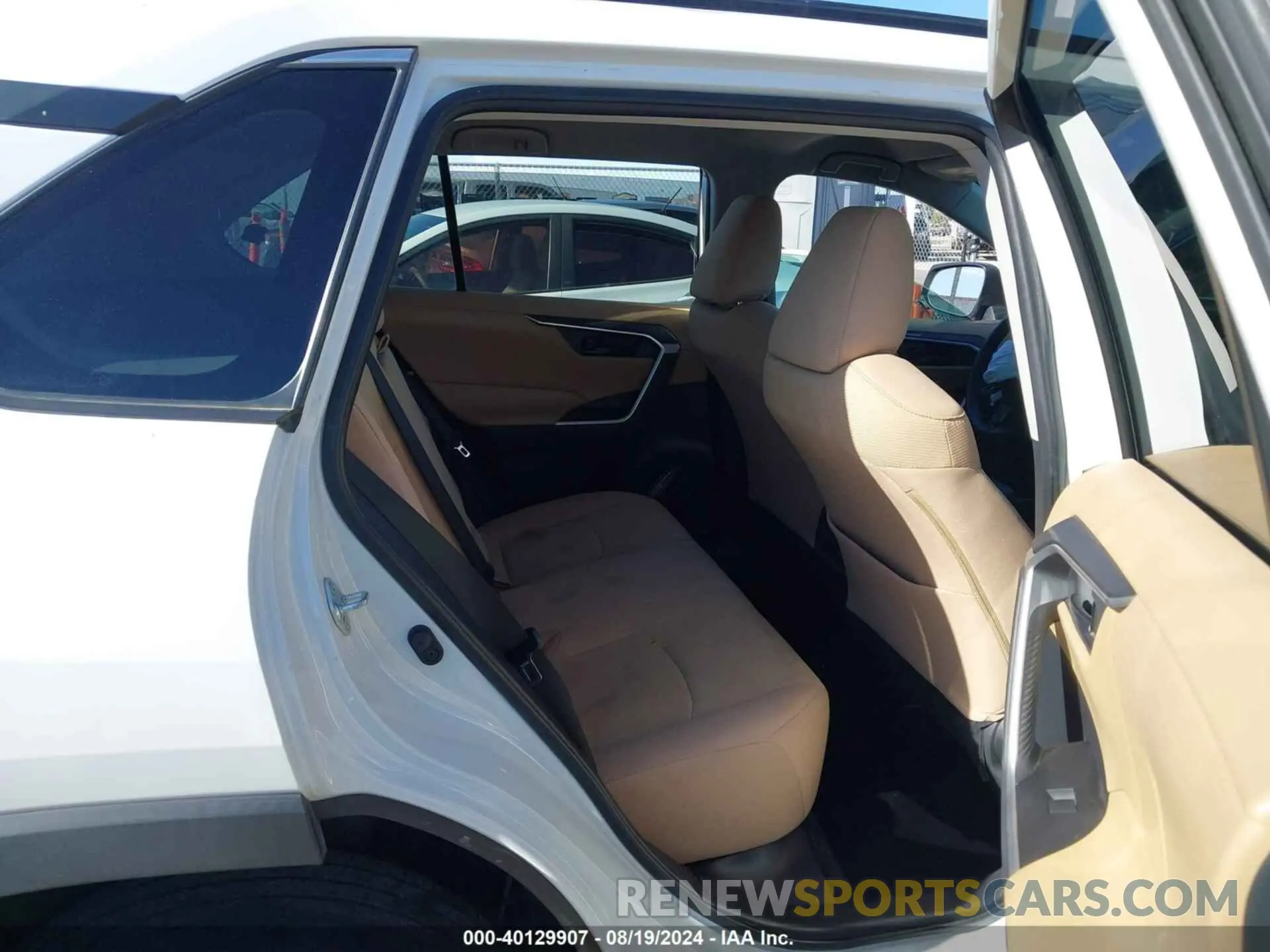 8 Photograph of a damaged car 2T3H1RFV6KW051640 TOYOTA RAV4 2019