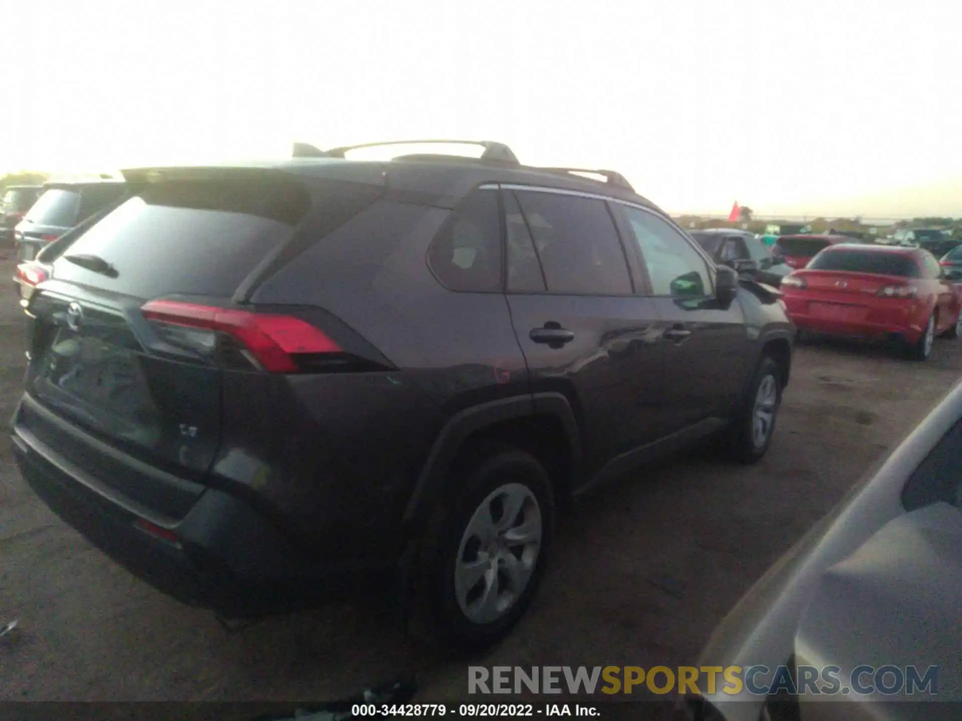 4 Photograph of a damaged car 2T3H1RFV7KW003192 TOYOTA RAV4 2019