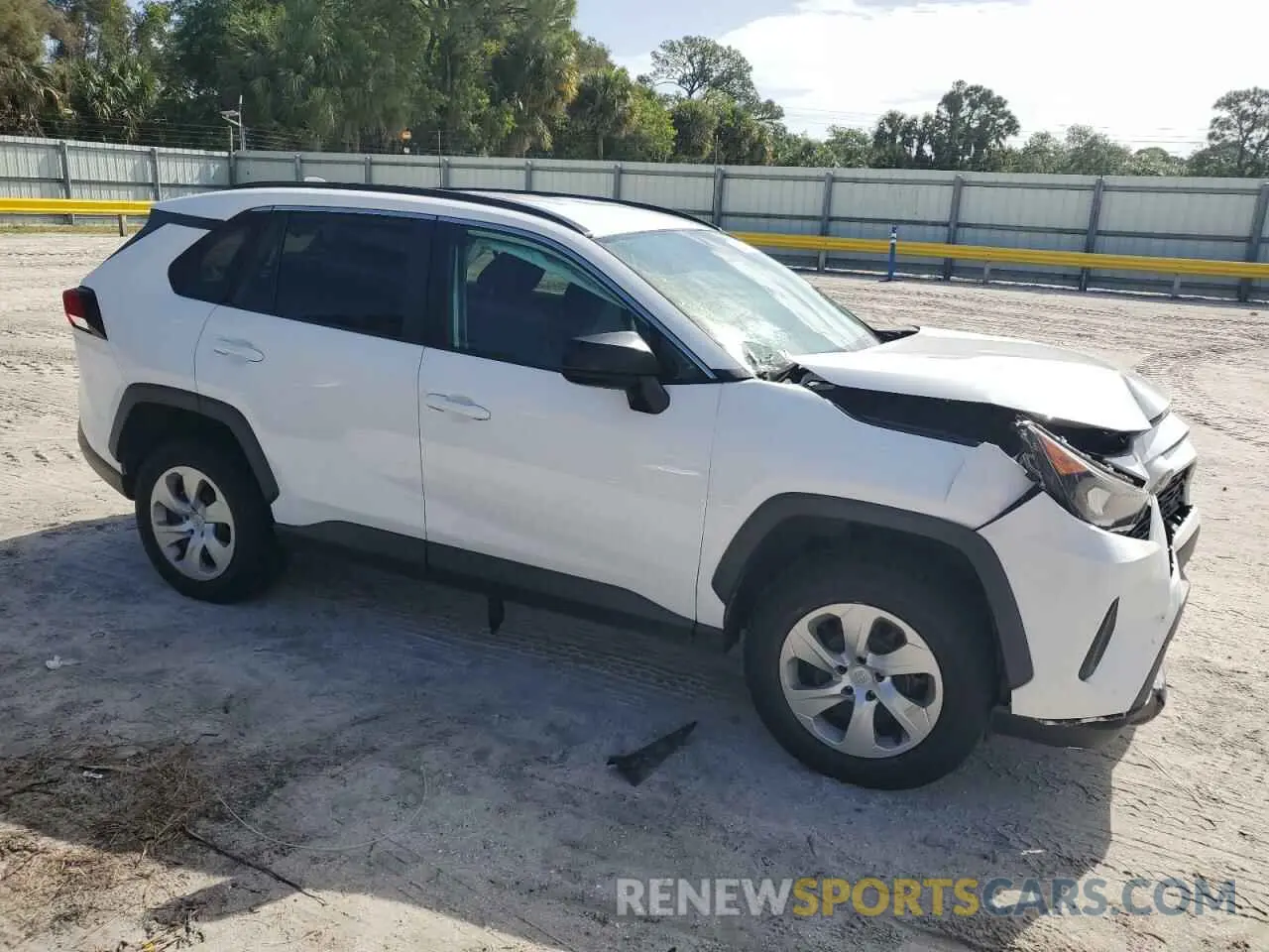 4 Photograph of a damaged car 2T3H1RFV7KW032112 TOYOTA RAV4 2019