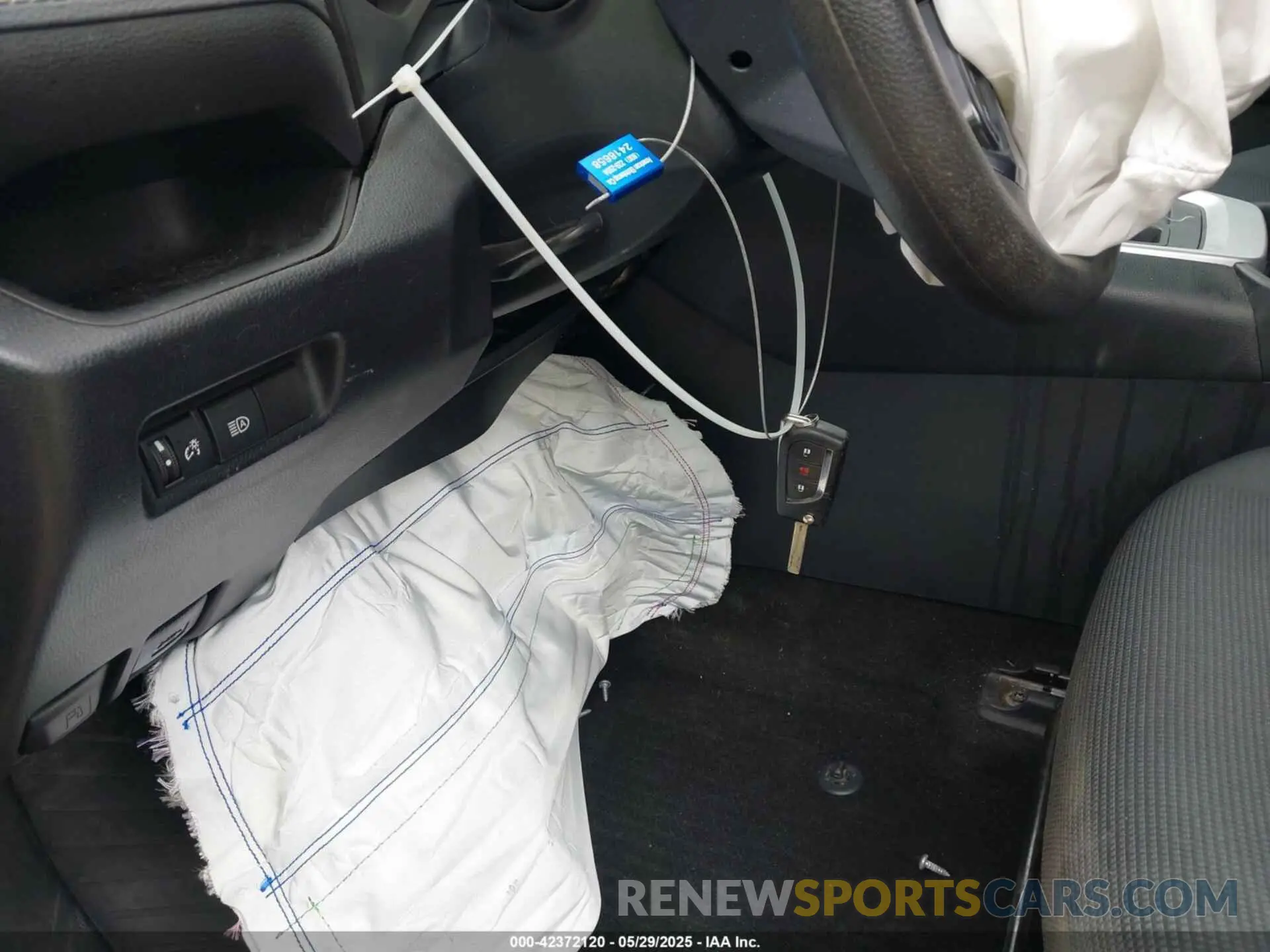 11 Photograph of a damaged car 2T3H1RFV7KW032434 TOYOTA RAV4 2019