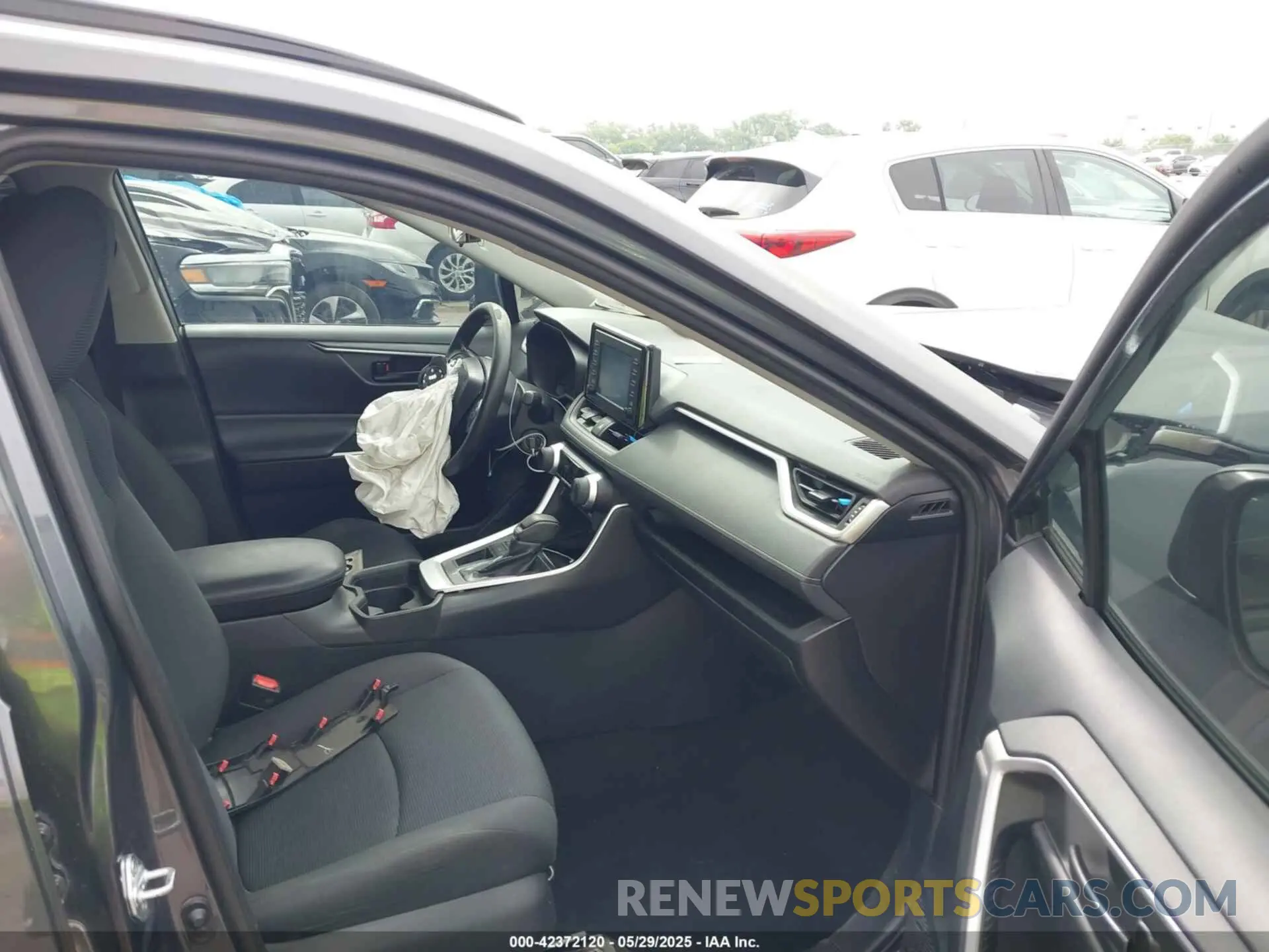 5 Photograph of a damaged car 2T3H1RFV7KW032434 TOYOTA RAV4 2019