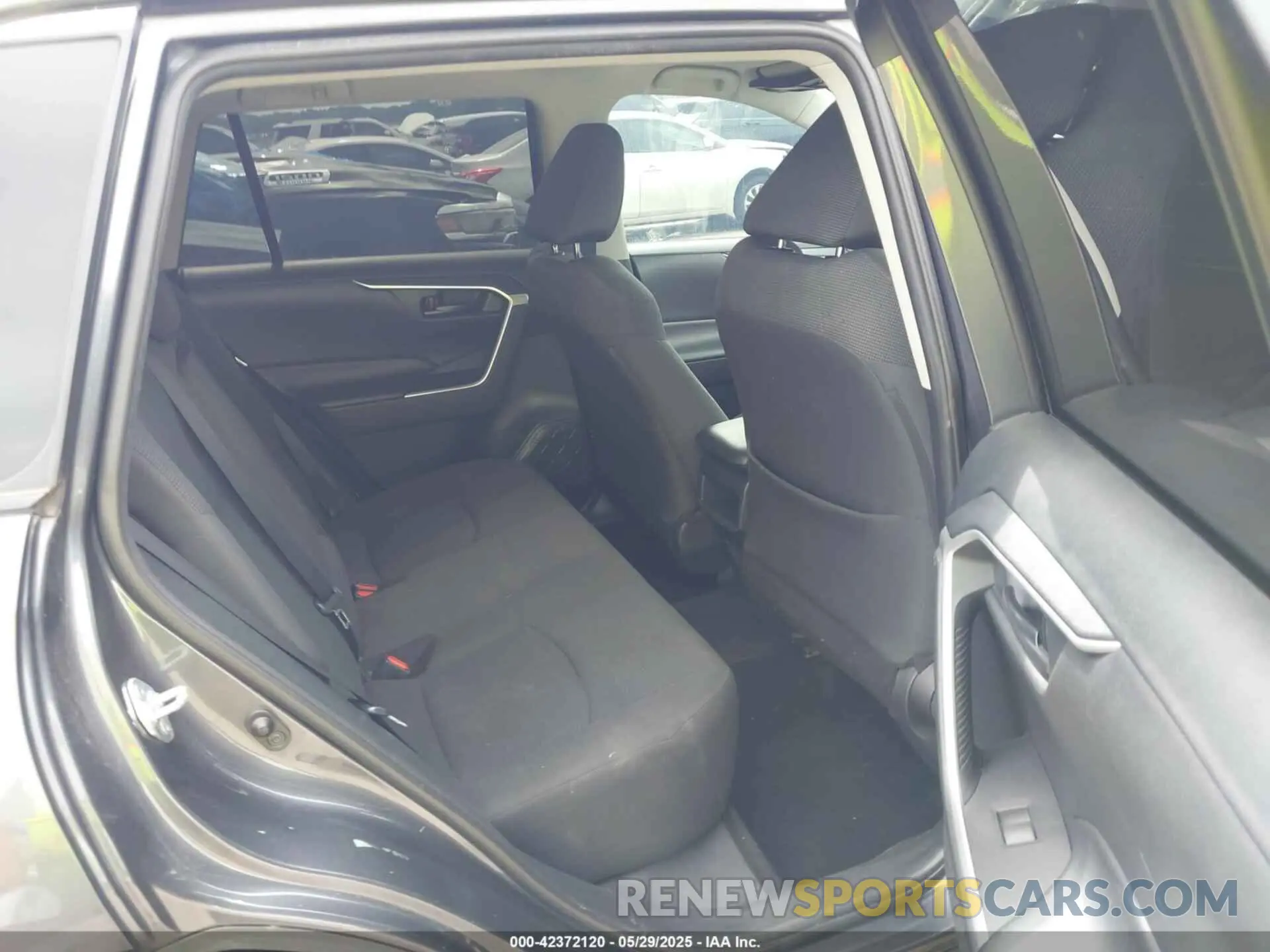 8 Photograph of a damaged car 2T3H1RFV7KW032434 TOYOTA RAV4 2019