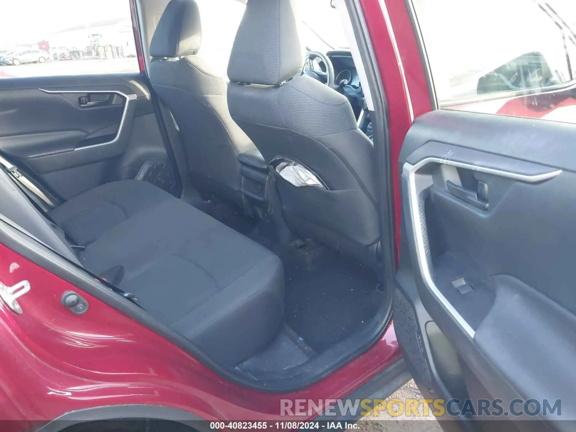 8 Photograph of a damaged car 2T3H1RFV7KW052683 TOYOTA RAV4 2019