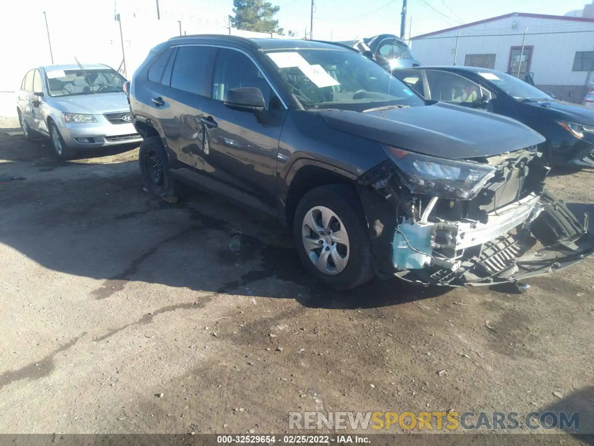 1 Photograph of a damaged car 2T3H1RFV8KW006554 TOYOTA RAV4 2019