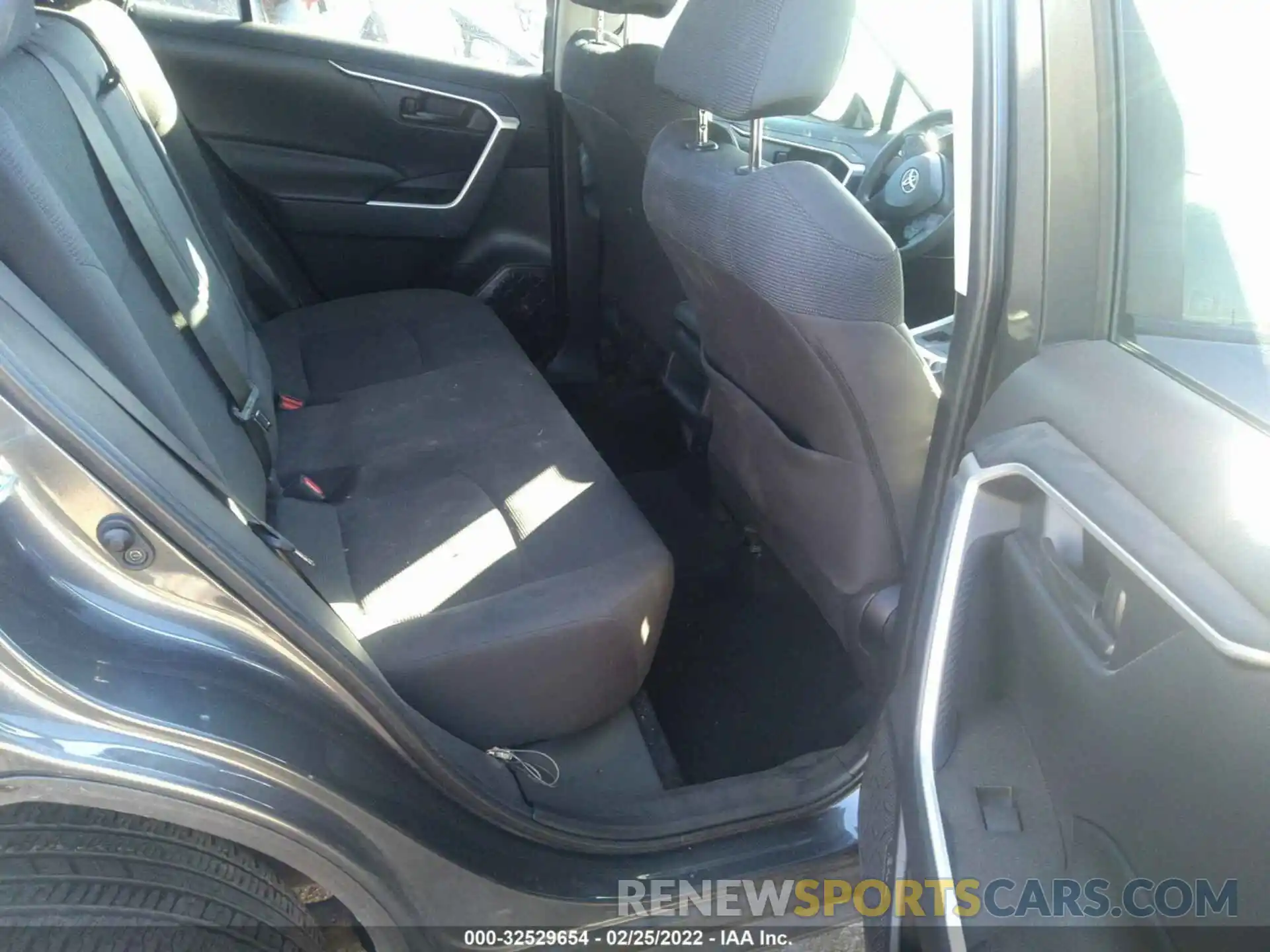 8 Photograph of a damaged car 2T3H1RFV8KW006554 TOYOTA RAV4 2019