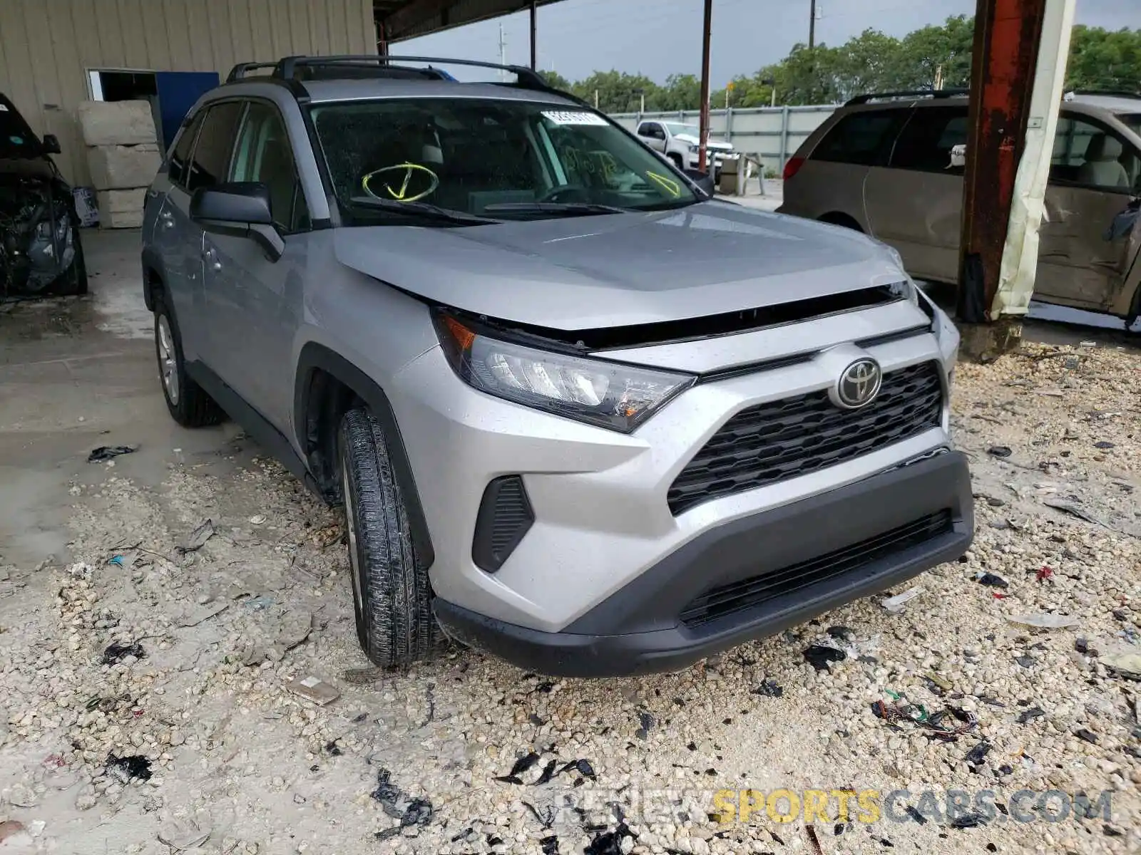 1 Photograph of a damaged car 2T3H1RFV8KW006781 TOYOTA RAV4 2019