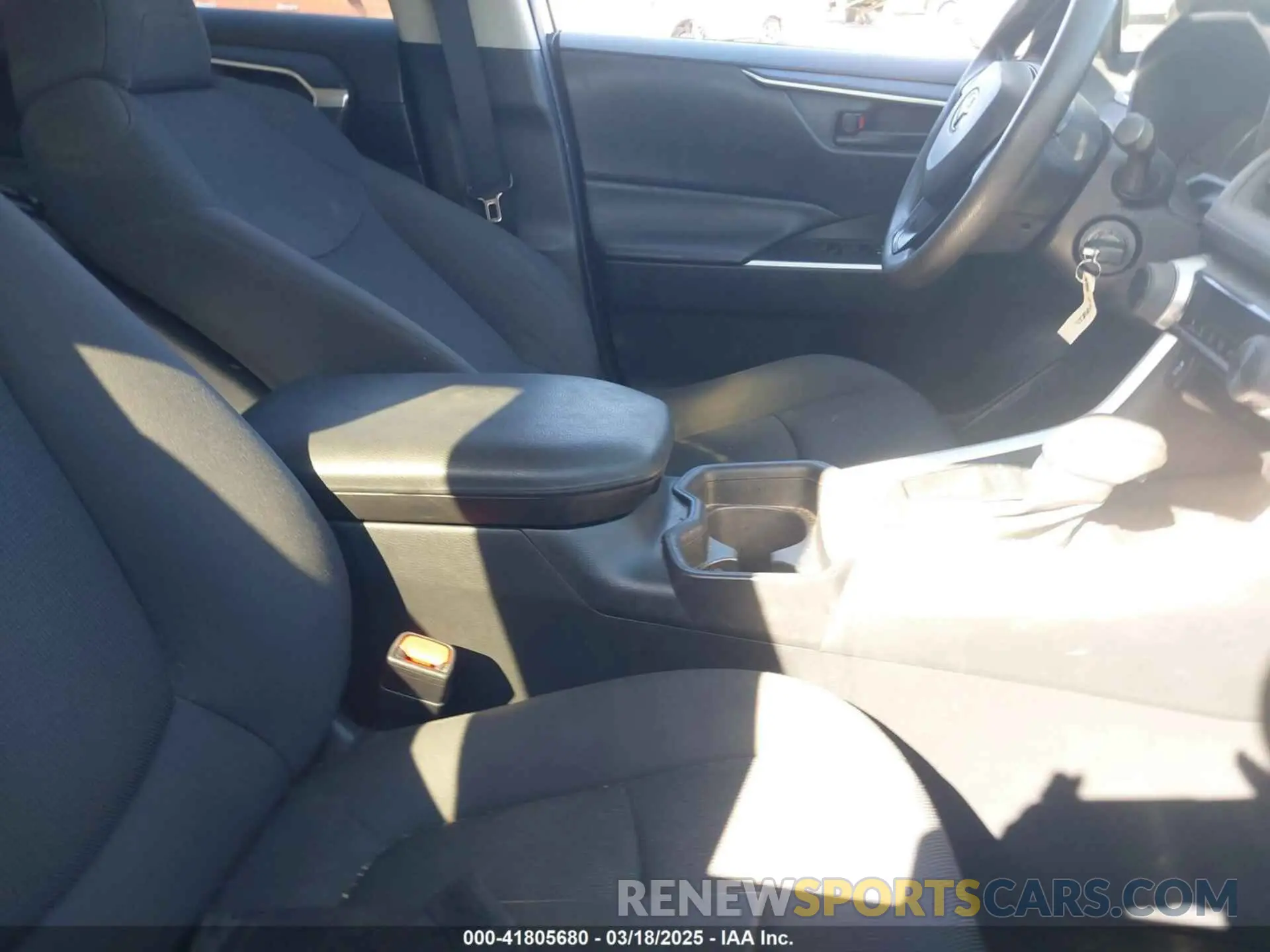 5 Photograph of a damaged car 2T3H1RFV8KW013553 TOYOTA RAV4 2019