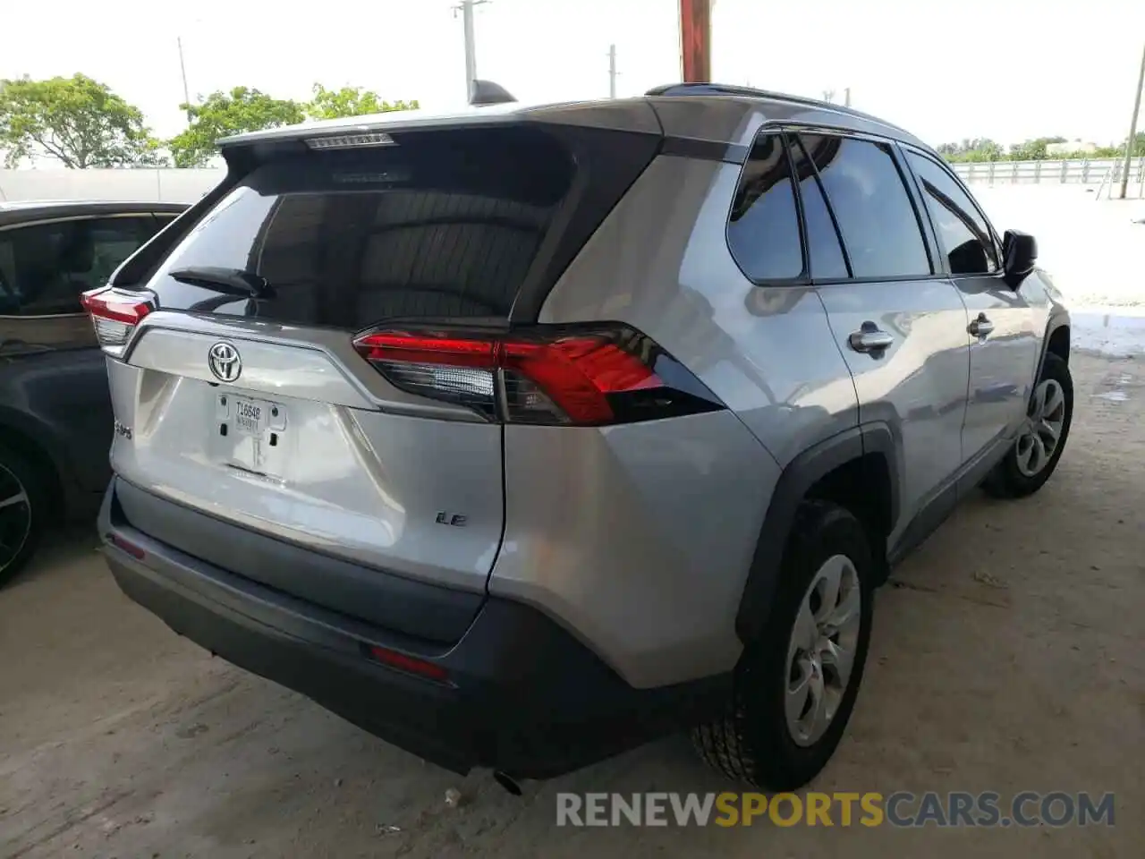 4 Photograph of a damaged car 2T3H1RFV8KW042776 TOYOTA RAV4 2019