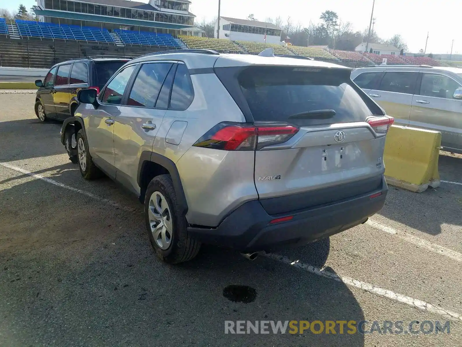 3 Photograph of a damaged car 2T3H1RFV8KW043913 TOYOTA RAV4 2019