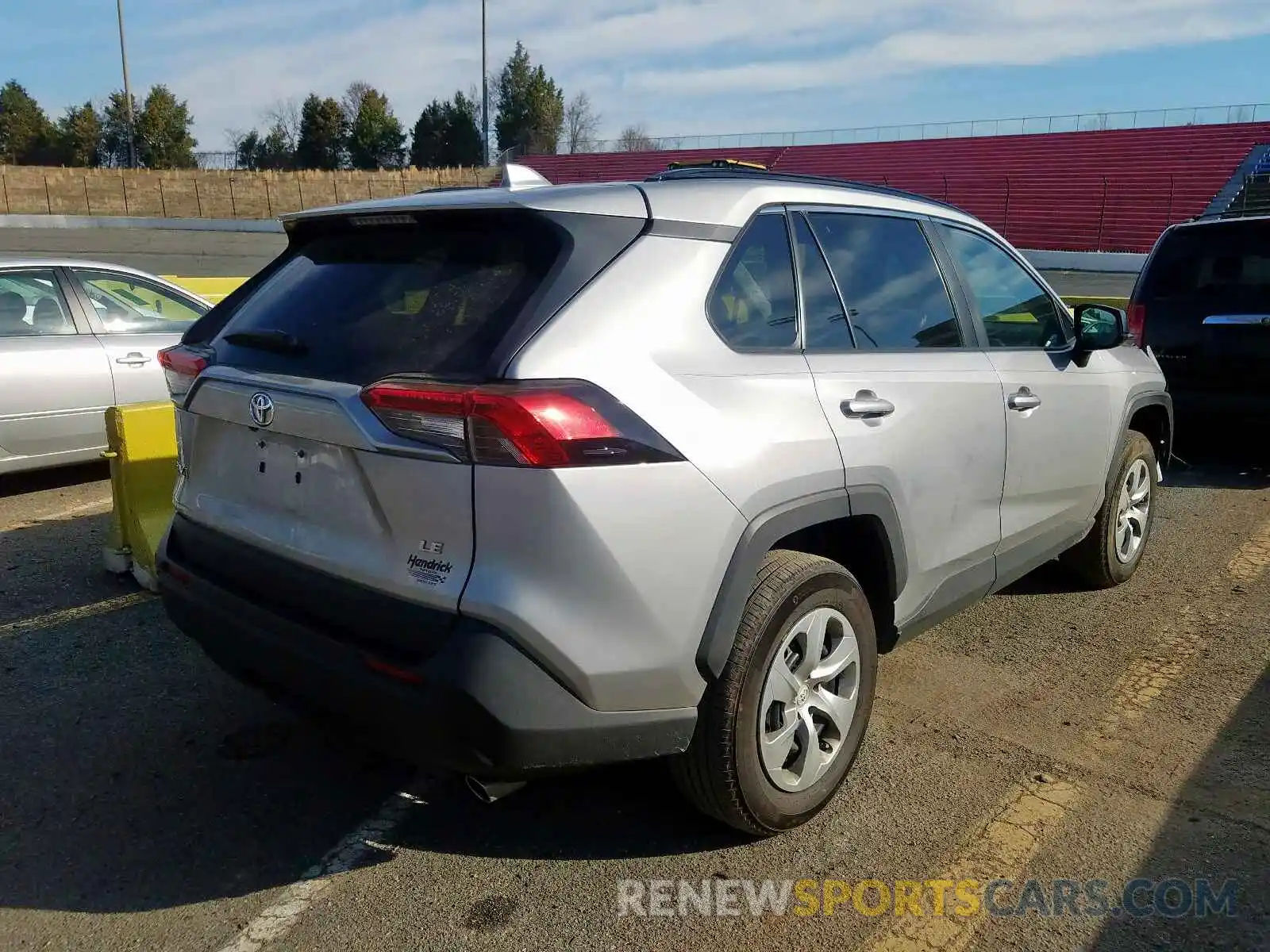 4 Photograph of a damaged car 2T3H1RFV8KW043913 TOYOTA RAV4 2019