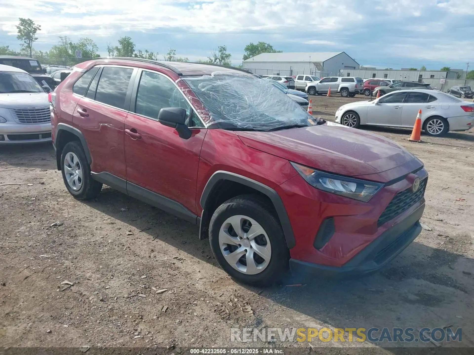 1 Photograph of a damaged car 2T3H1RFV8KW052918 TOYOTA RAV4 2019
