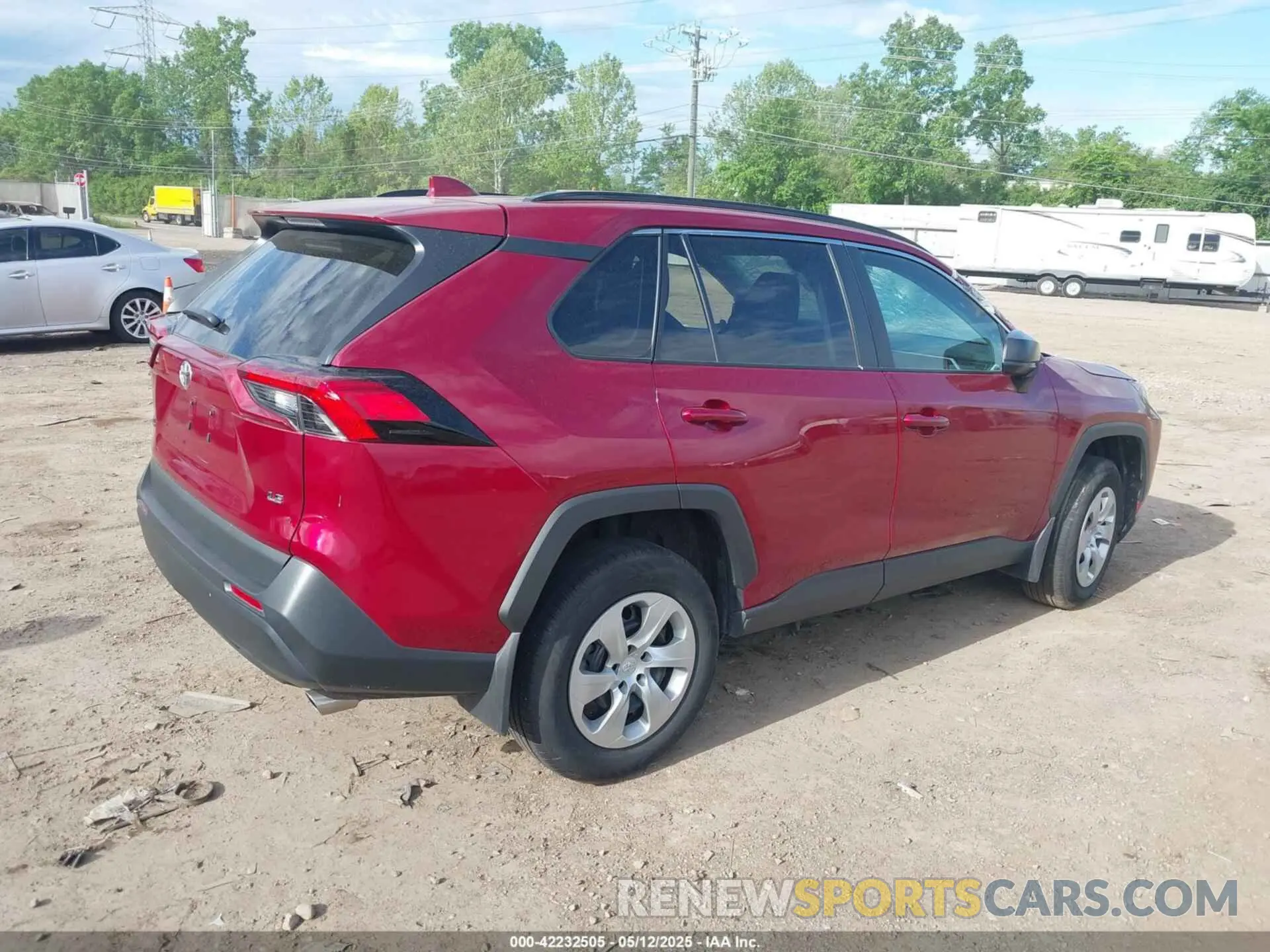4 Photograph of a damaged car 2T3H1RFV8KW052918 TOYOTA RAV4 2019