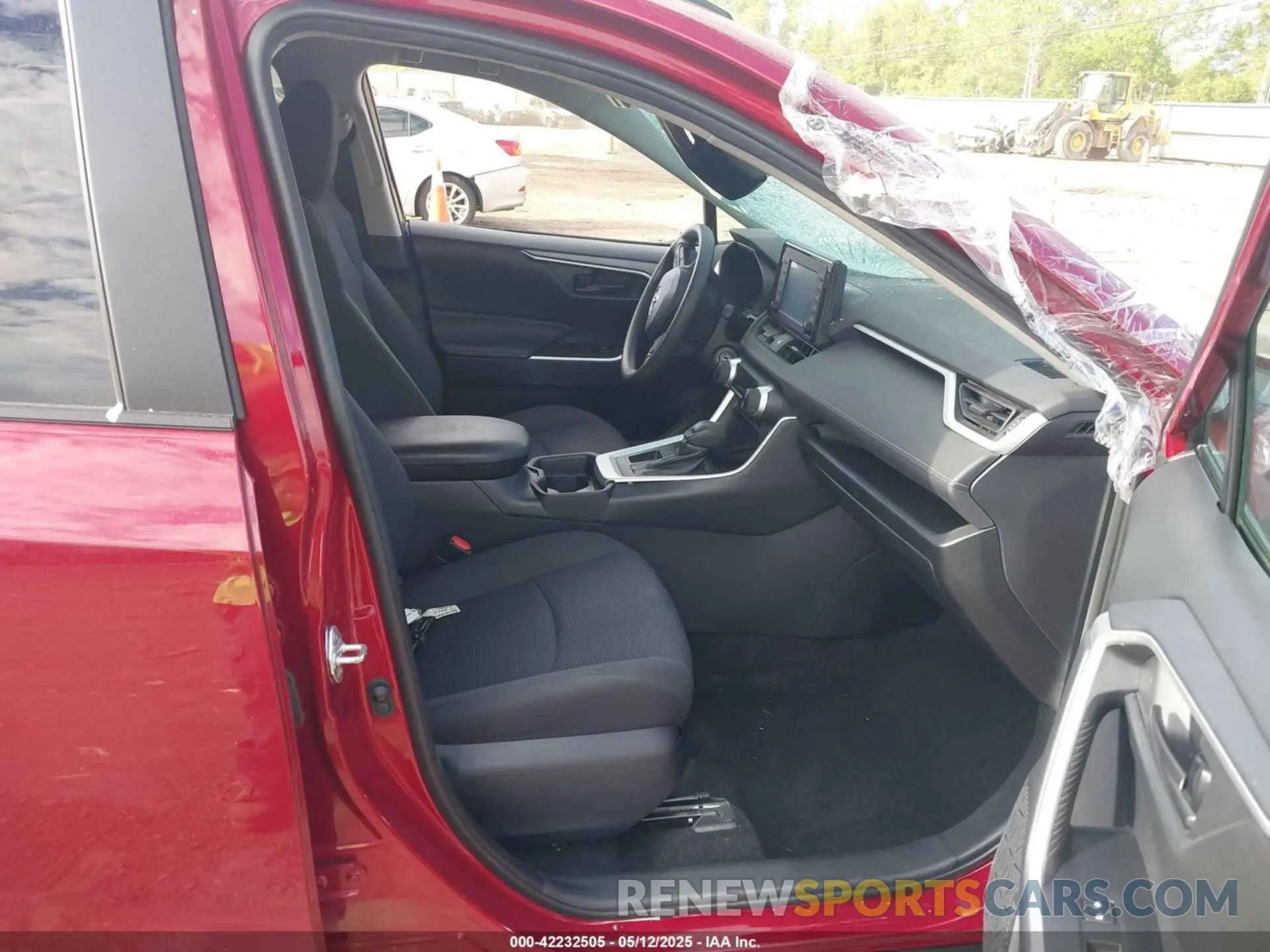 5 Photograph of a damaged car 2T3H1RFV8KW052918 TOYOTA RAV4 2019