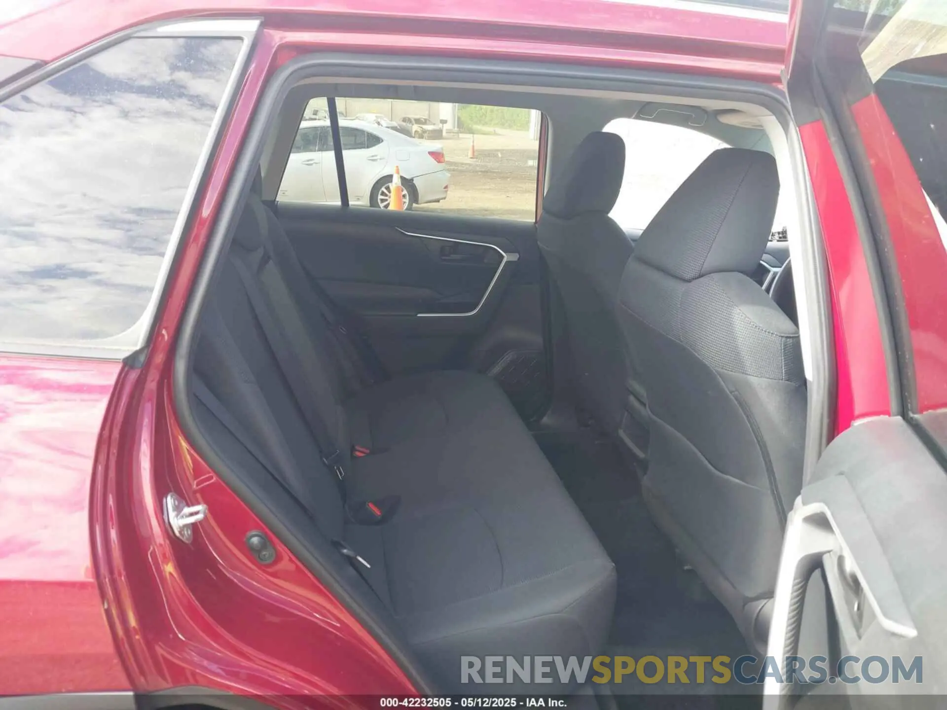 8 Photograph of a damaged car 2T3H1RFV8KW052918 TOYOTA RAV4 2019
