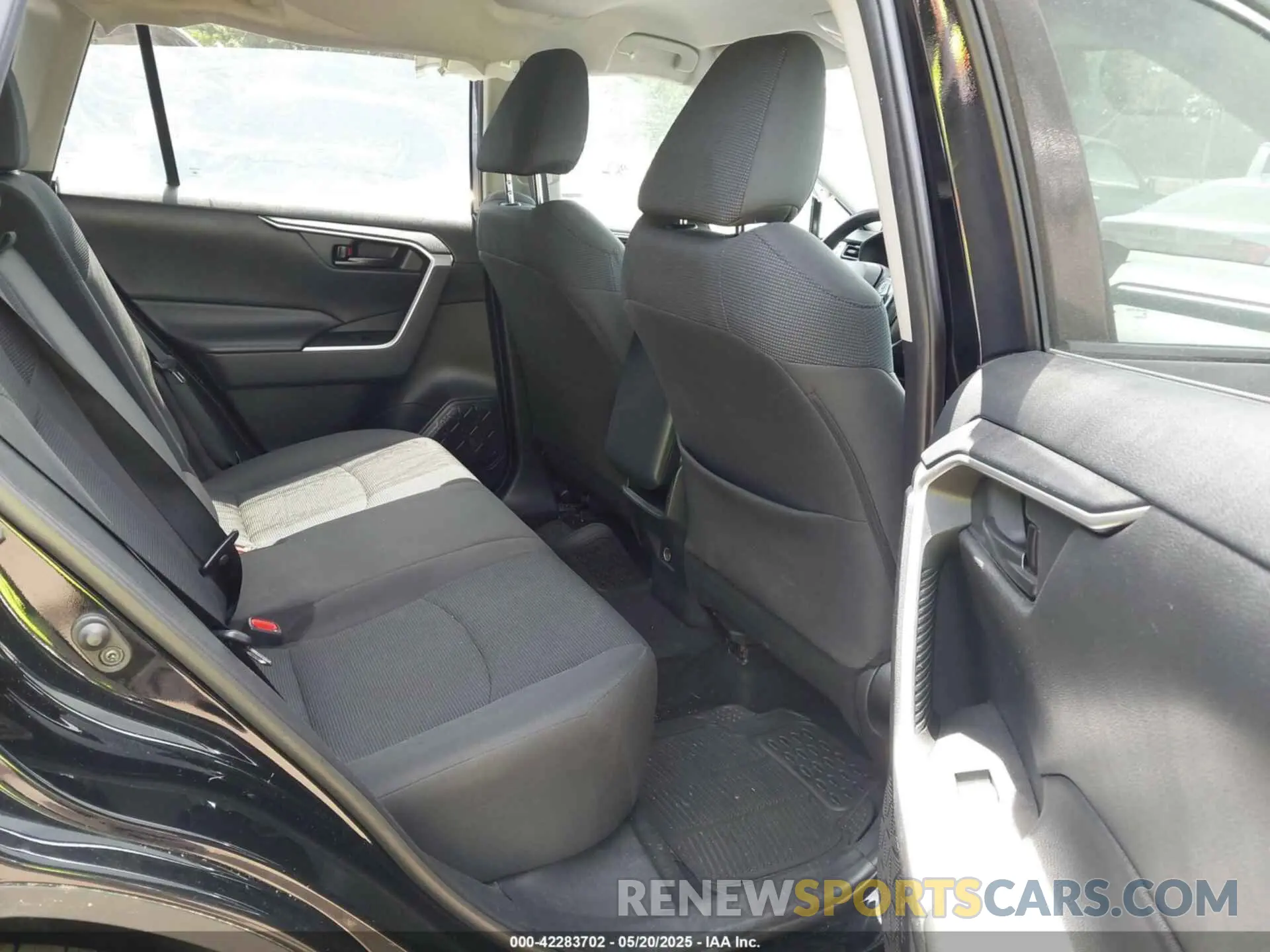 8 Photograph of a damaged car 2T3H1RFV9KC020674 TOYOTA RAV4 2019