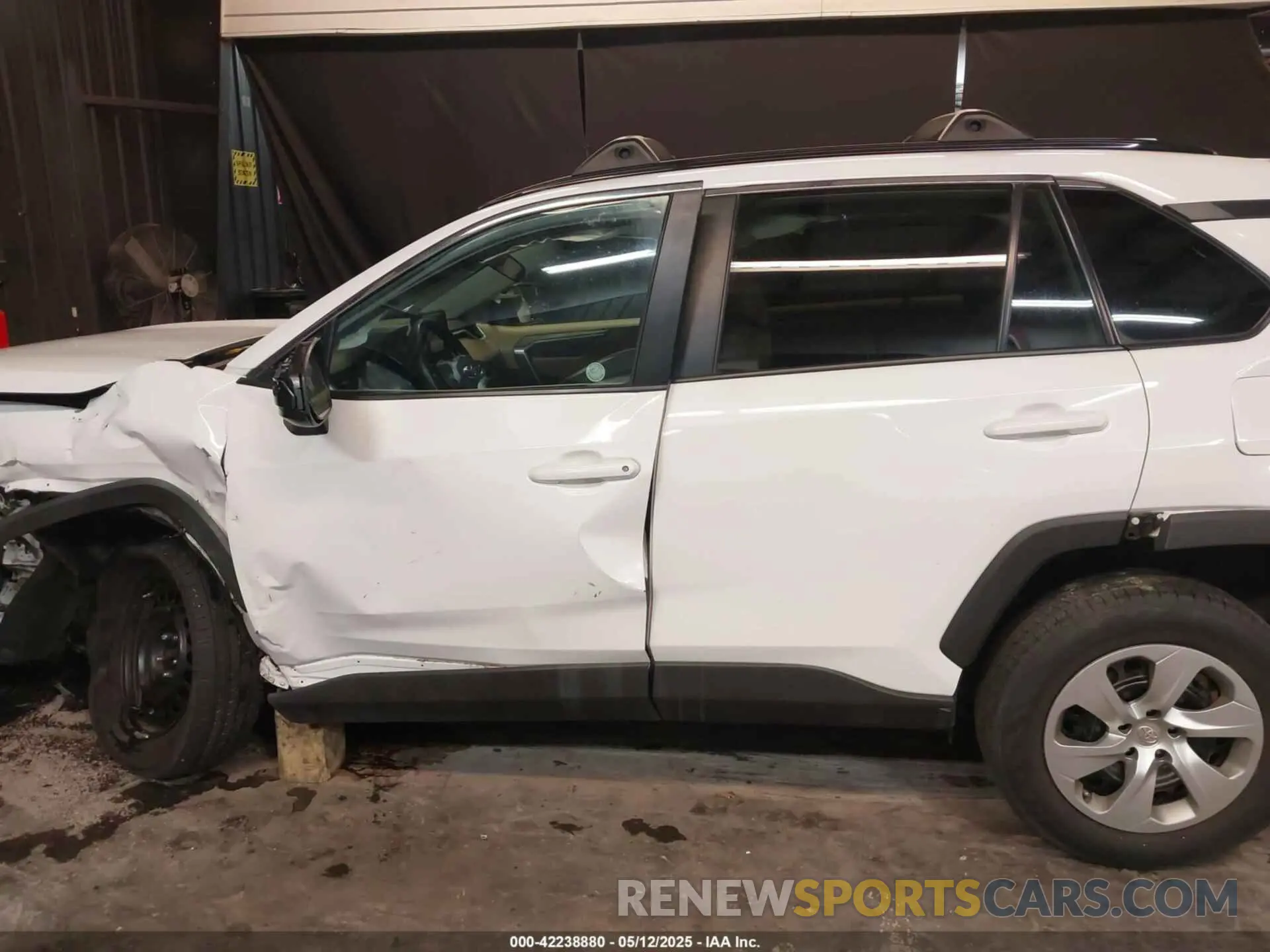 14 Photograph of a damaged car 2T3H1RFV9KW003131 TOYOTA RAV4 2019