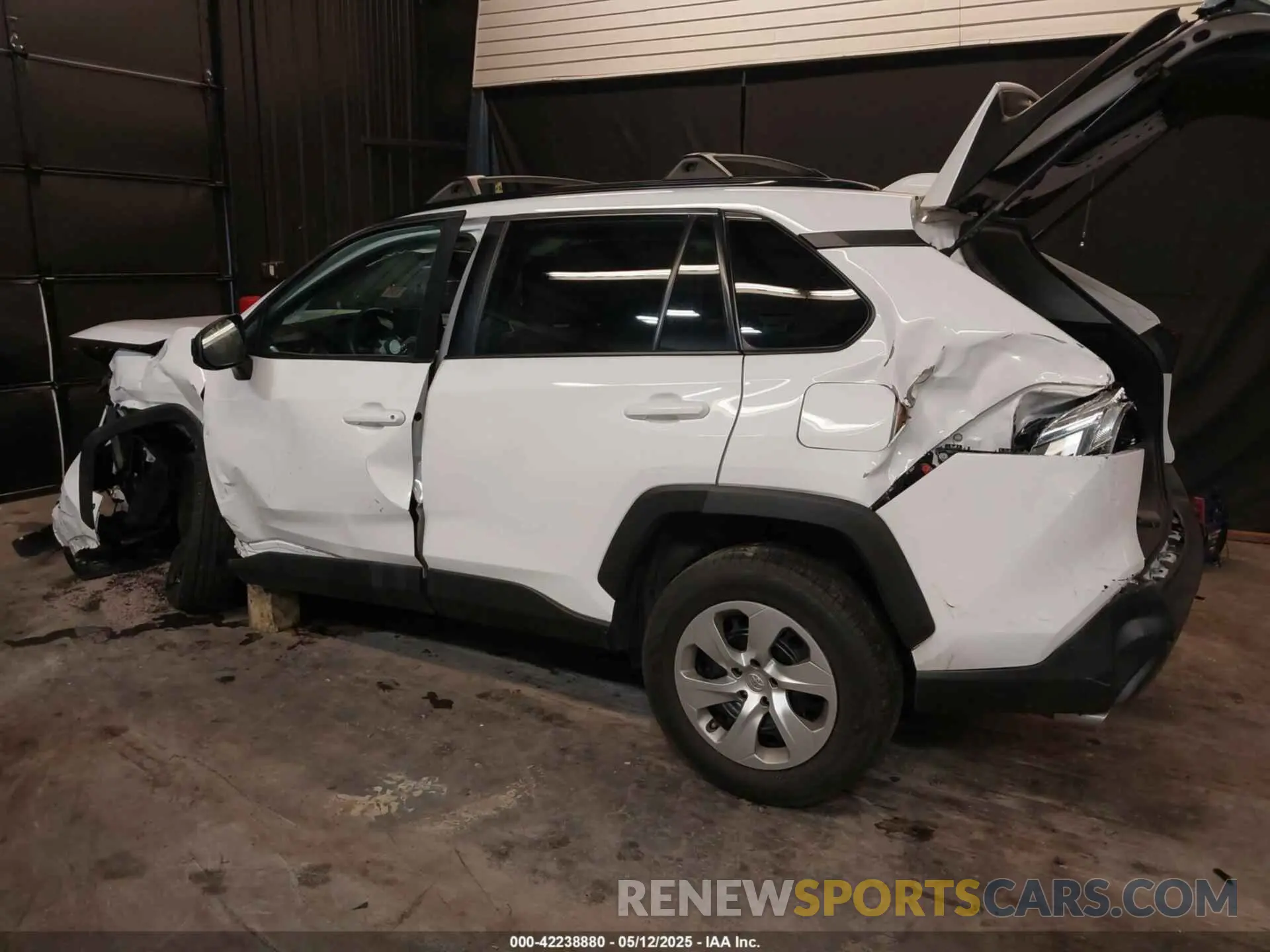 3 Photograph of a damaged car 2T3H1RFV9KW003131 TOYOTA RAV4 2019