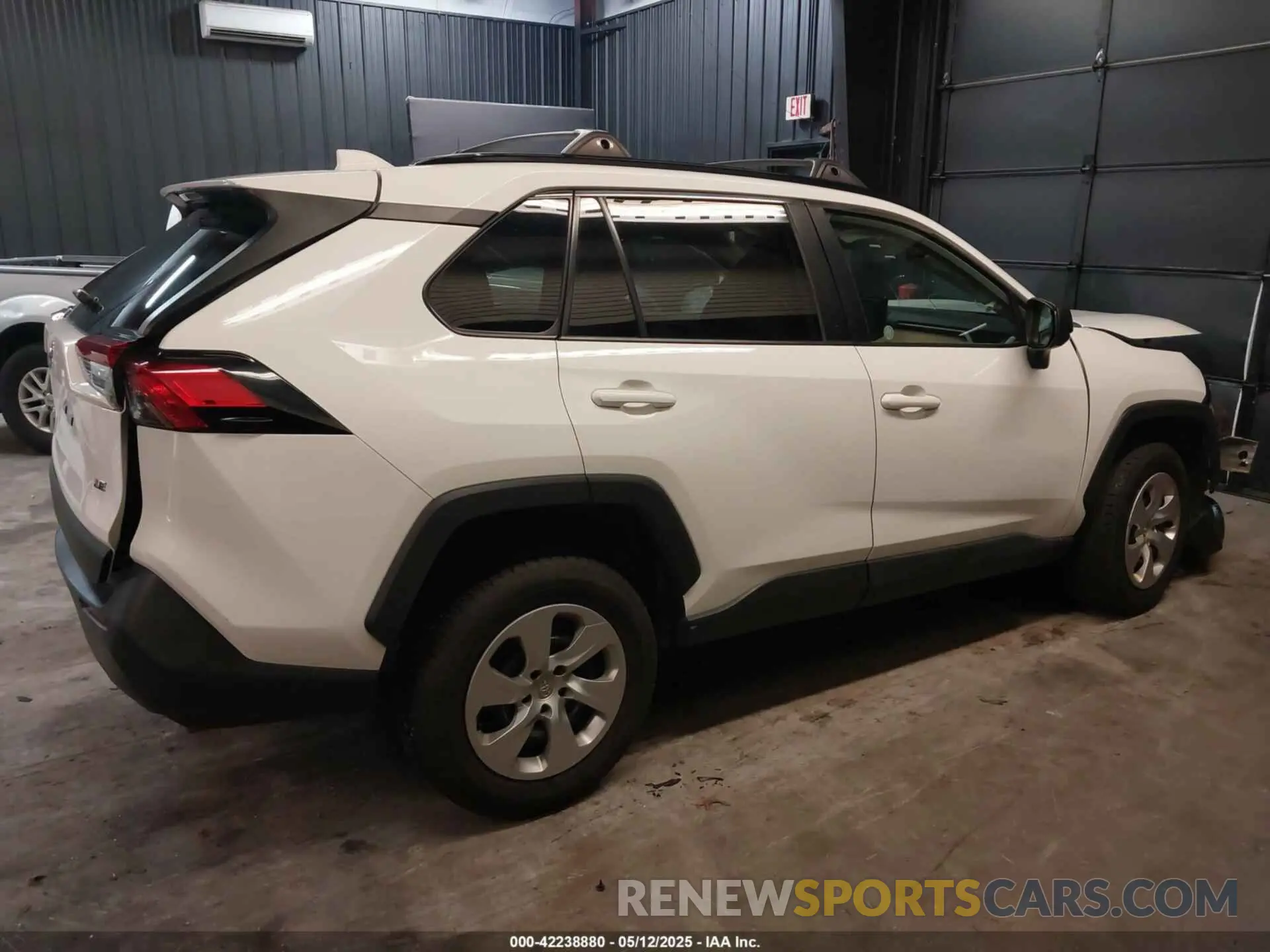 4 Photograph of a damaged car 2T3H1RFV9KW003131 TOYOTA RAV4 2019