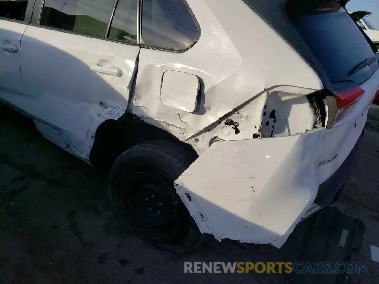 9 Photograph of a damaged car 2T3H1RFV9KW019202 TOYOTA RAV4 2019