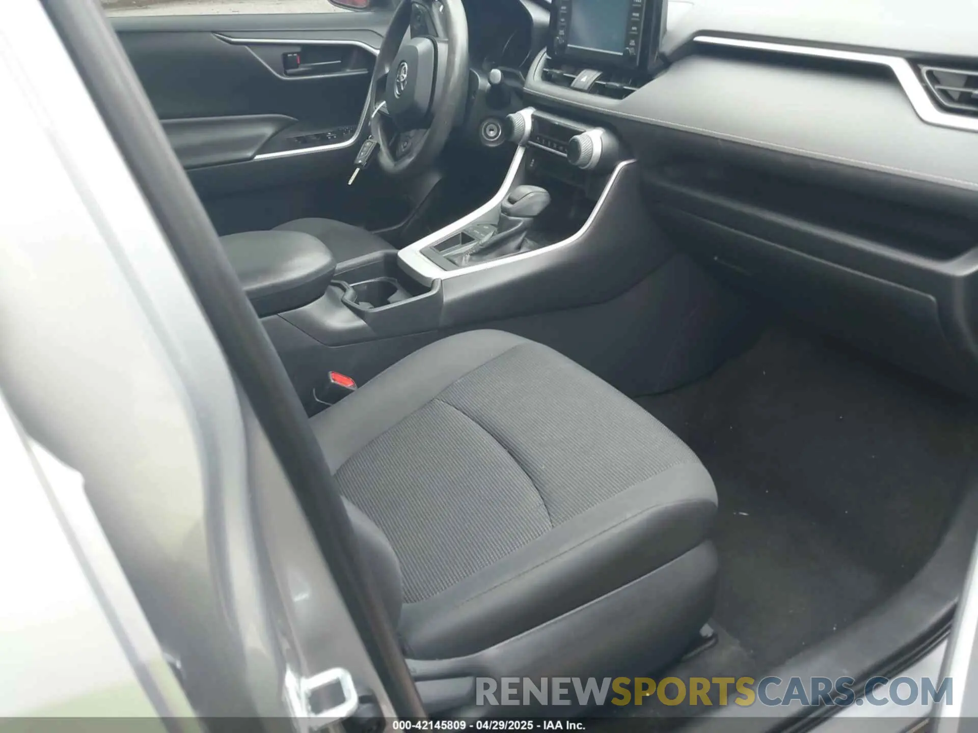 5 Photograph of a damaged car 2T3H1RFV9KW038705 TOYOTA RAV4 2019