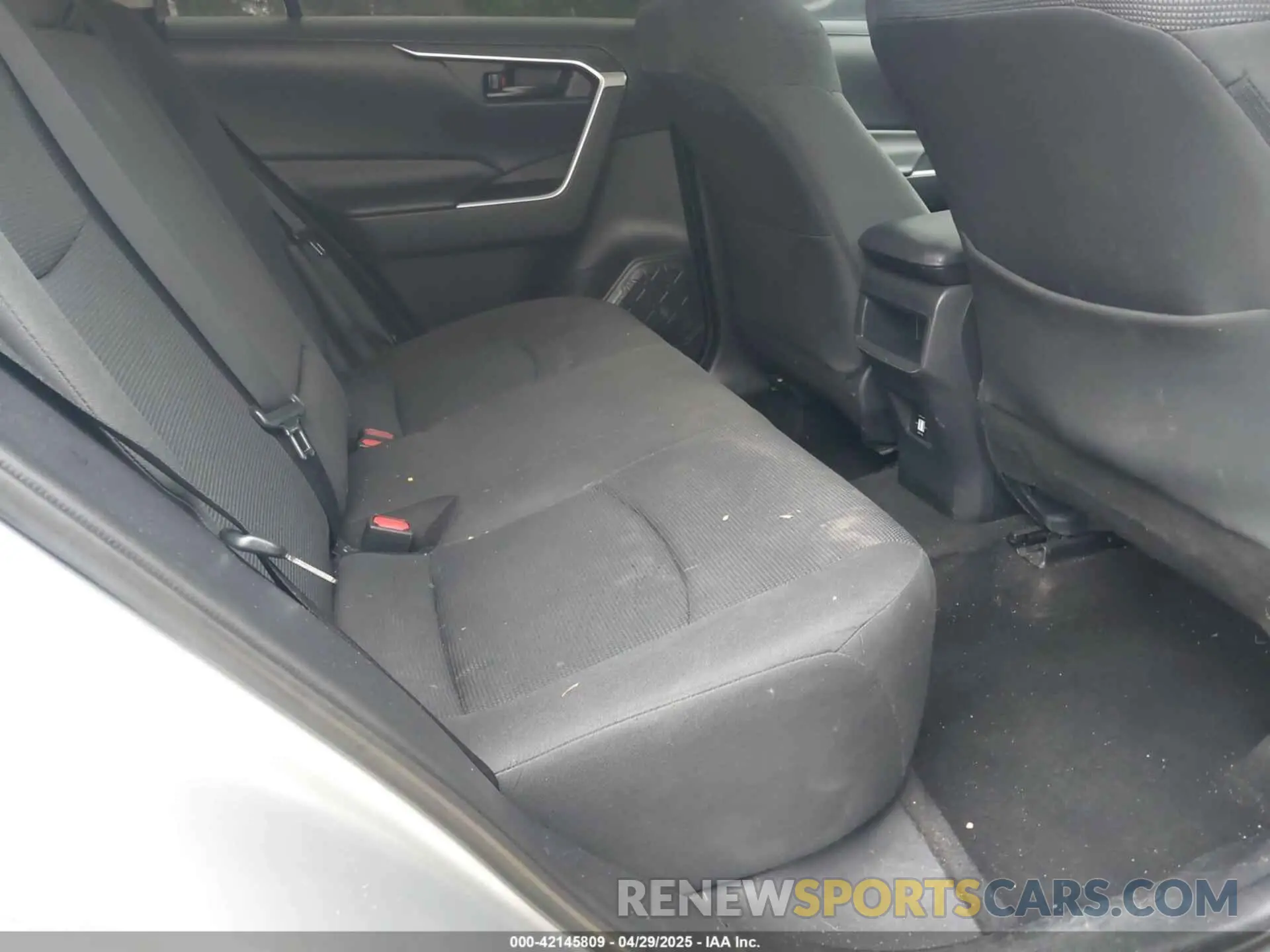 8 Photograph of a damaged car 2T3H1RFV9KW038705 TOYOTA RAV4 2019