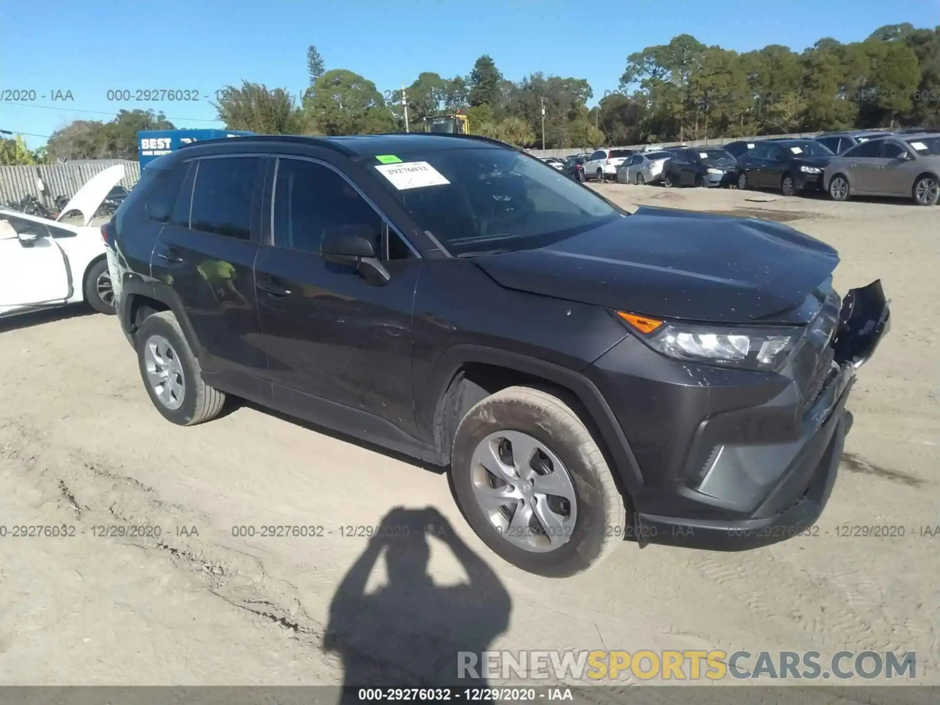 1 Photograph of a damaged car 2T3H1RFV9KW039479 TOYOTA RAV4 2019