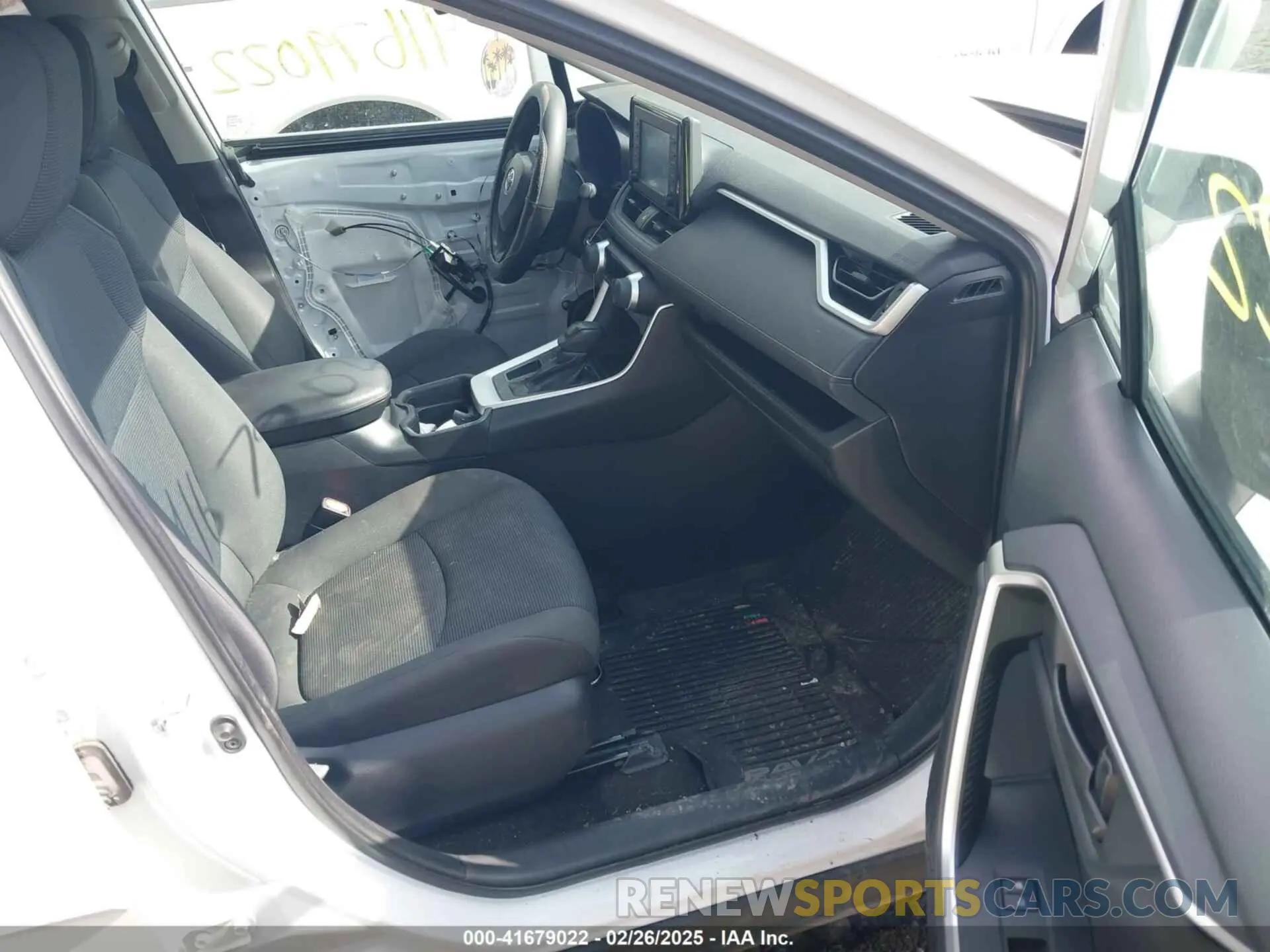 5 Photograph of a damaged car 2T3H1RFV9KW045248 TOYOTA RAV4 2019