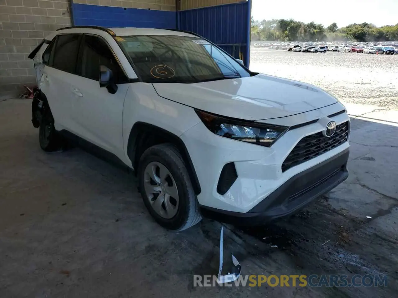 1 Photograph of a damaged car 2T3H1RFV9KW050403 TOYOTA RAV4 2019