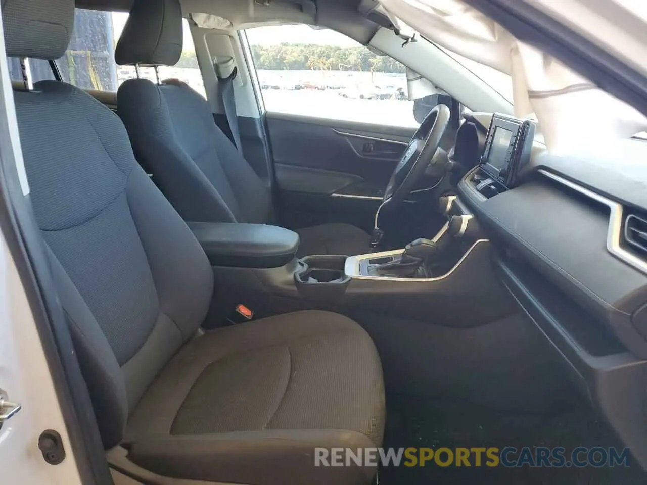 5 Photograph of a damaged car 2T3H1RFV9KW050403 TOYOTA RAV4 2019