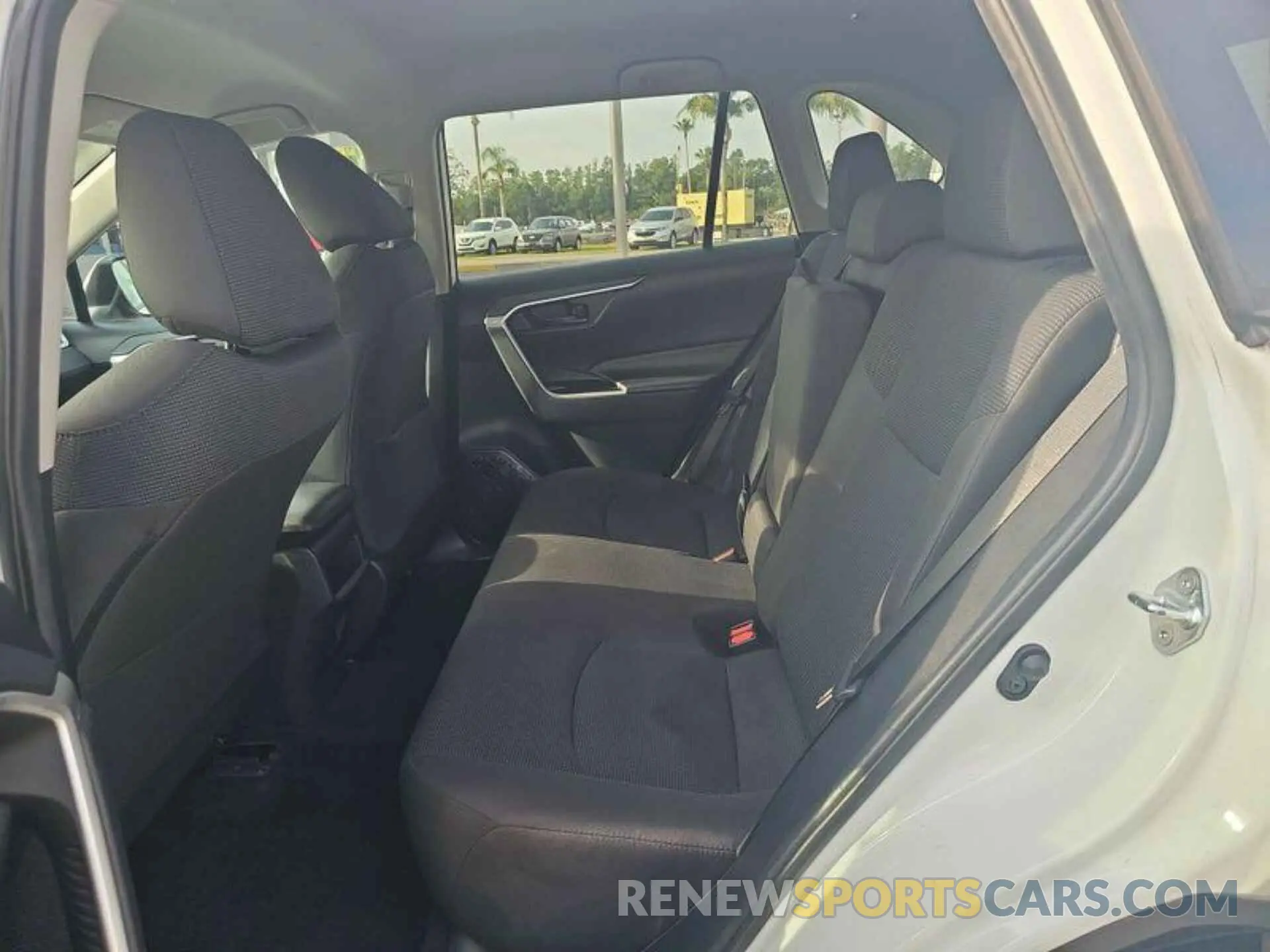 16 Photograph of a damaged car 2T3H1RFV9KW052572 TOYOTA RAV4 2019