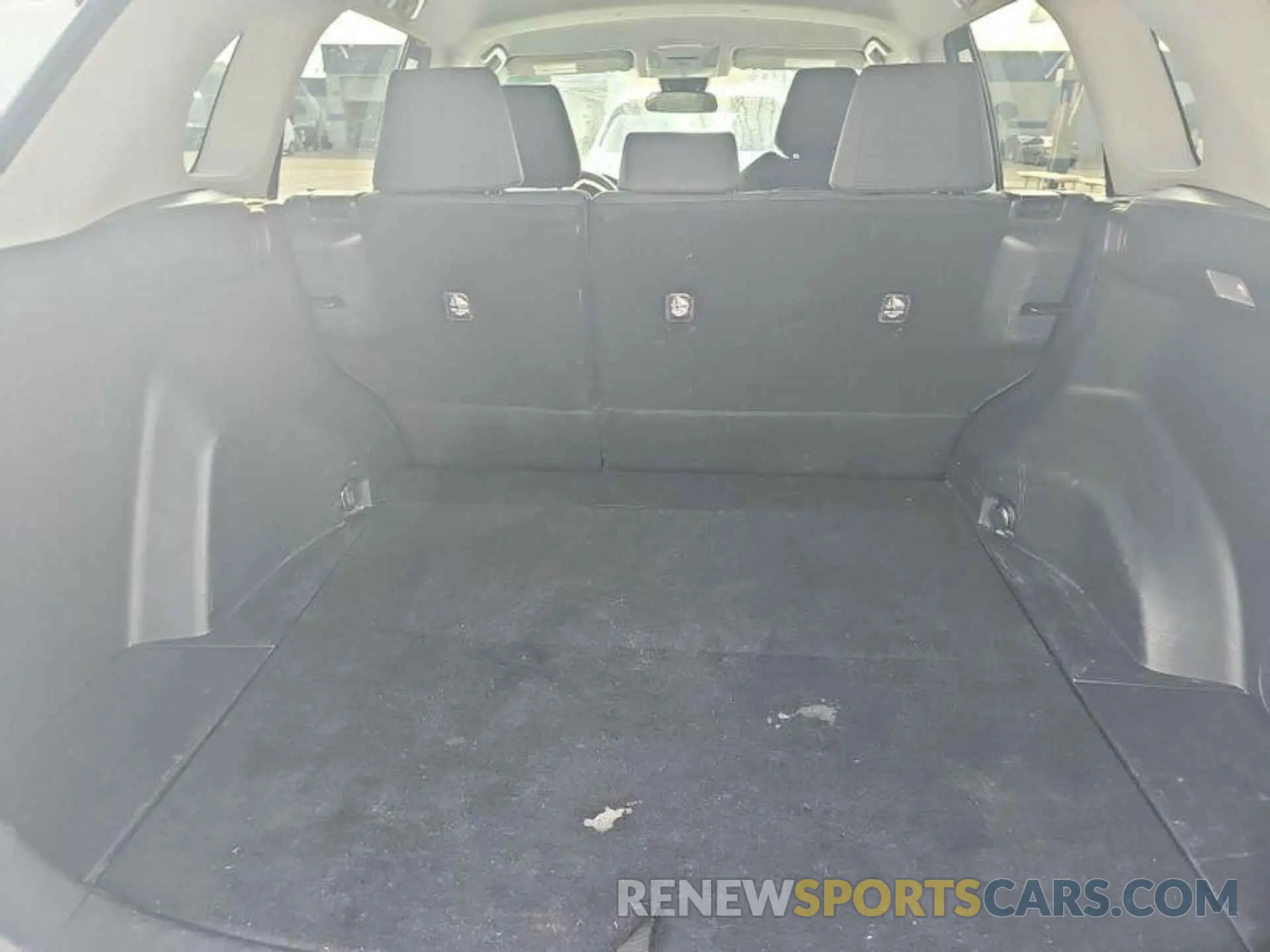 18 Photograph of a damaged car 2T3H1RFV9KW052572 TOYOTA RAV4 2019