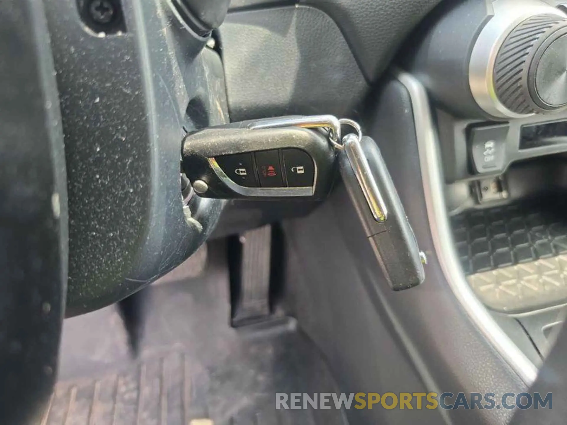 4 Photograph of a damaged car 2T3H1RFV9KW052572 TOYOTA RAV4 2019