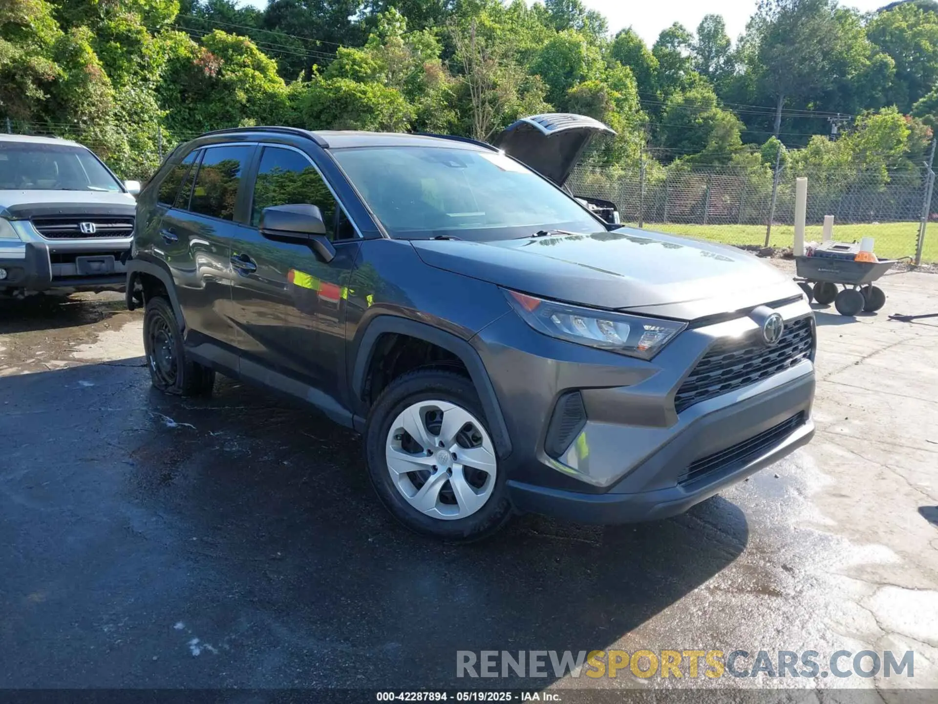 1 Photograph of a damaged car 2T3H1RFVXKC027598 TOYOTA RAV4 2019
