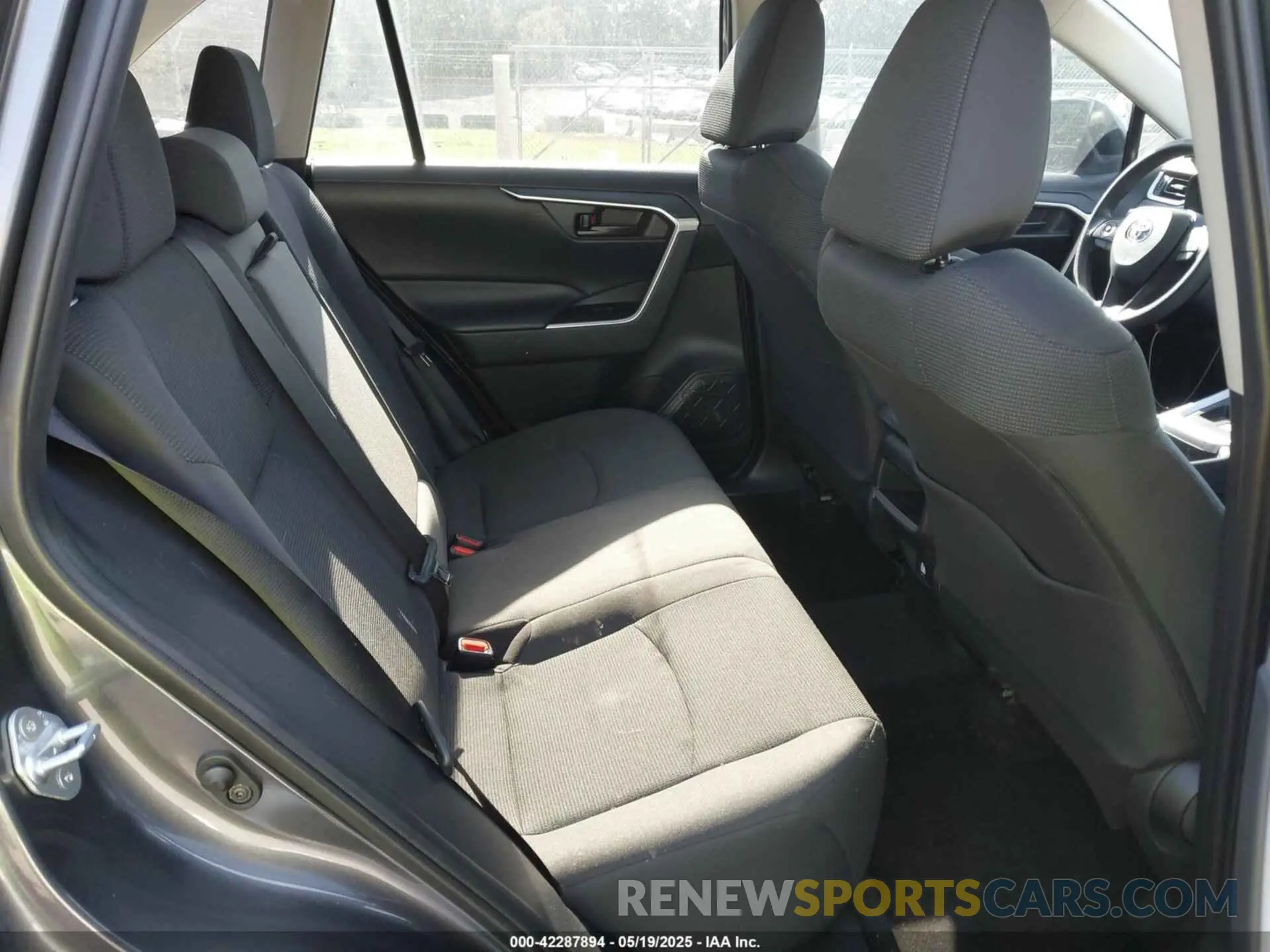 8 Photograph of a damaged car 2T3H1RFVXKC027598 TOYOTA RAV4 2019